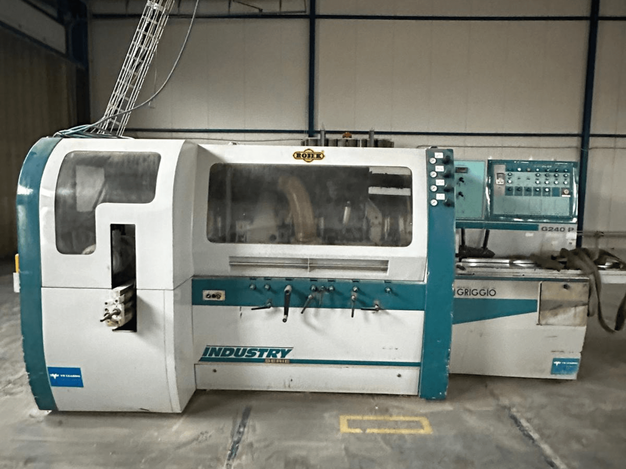 Griggio Industry G240 P-maskin, framifrån, med kontrollpanel och genomskinligt hölje som visar interna mekanismer.