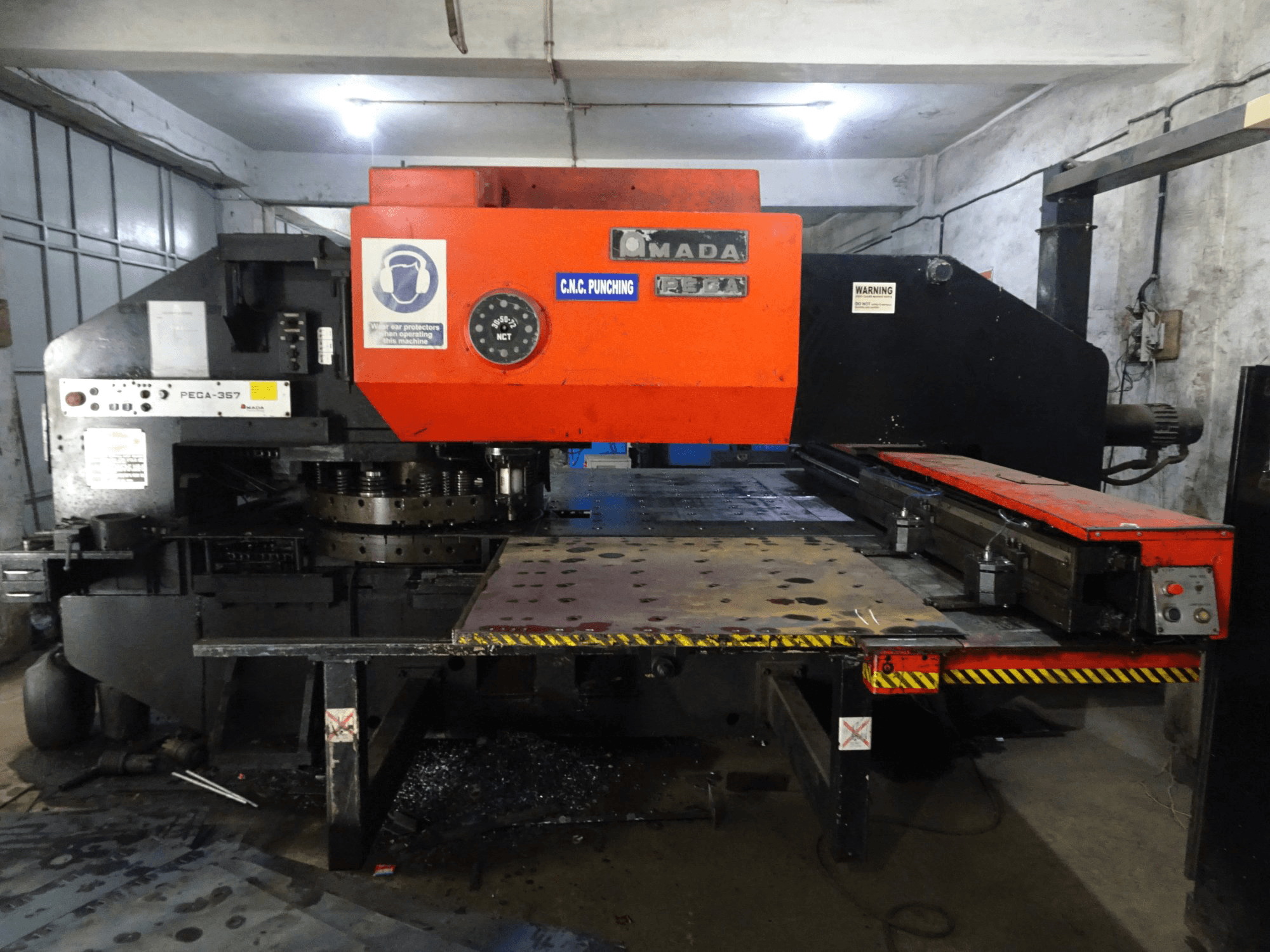 AMADA-maskinen framifrånPEGA 357