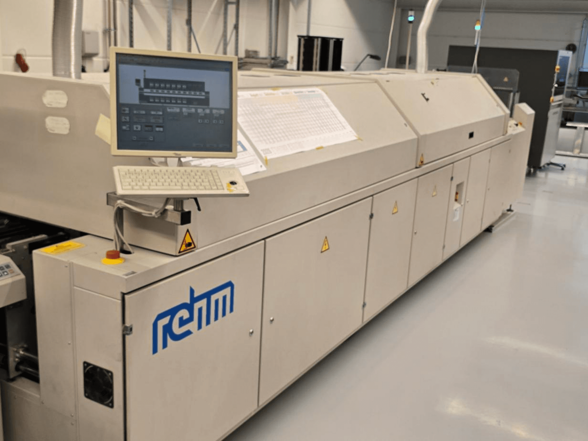 REHM VXS nitro 2450 automatiseringsutrustning, framifrån; inkluderar bildskärm, tangentbord och manöverpanel för drift.
