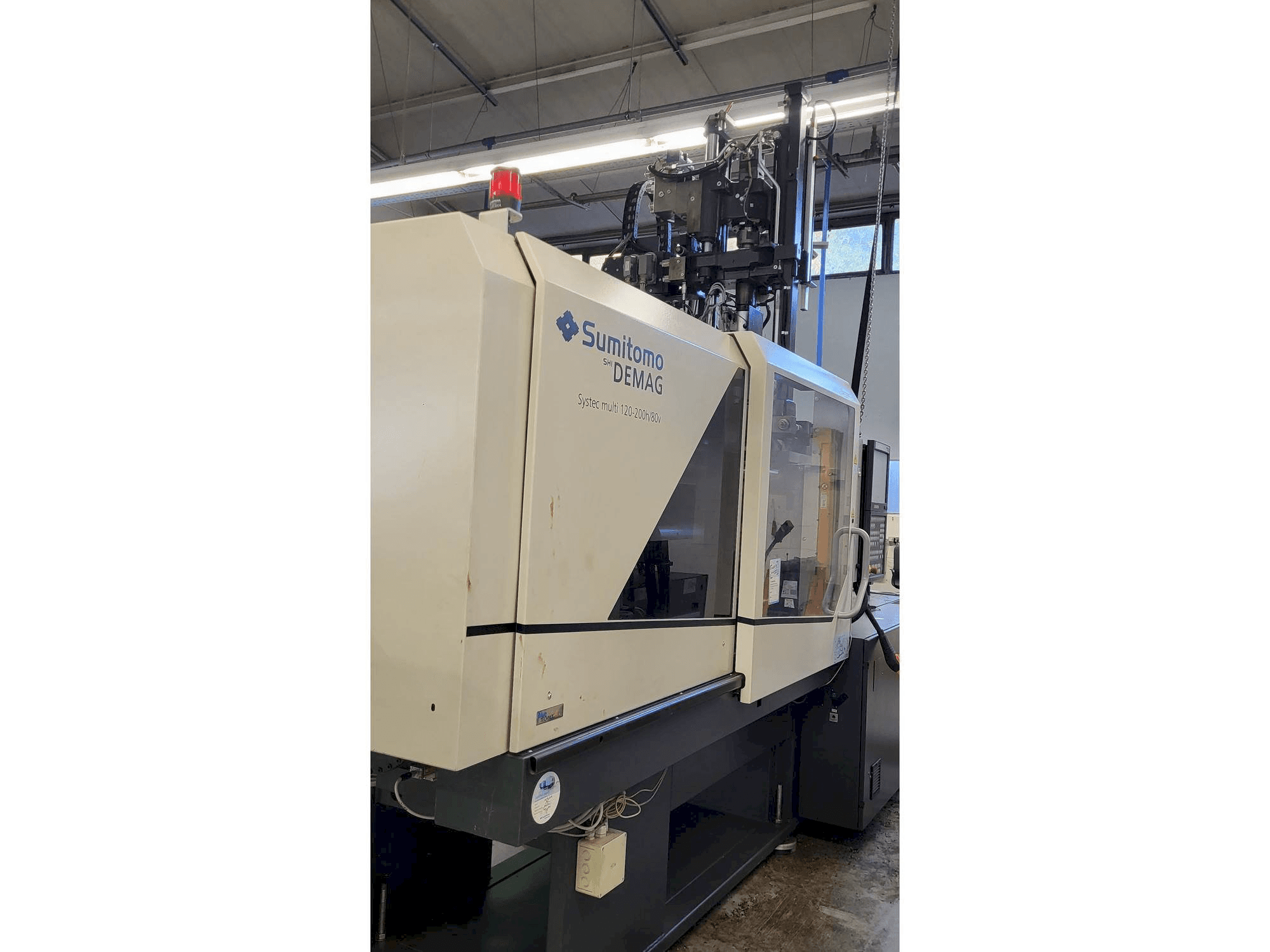 Sumitomo SHI DEMAG Systec Multi 120/470-200h/80V-maskinen sedd från vänster sida