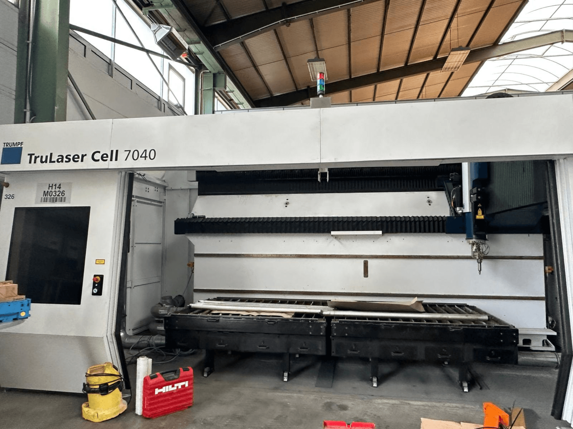 TRUMPF TruLaser Cell 7040 CO₂-laserskärmaskin sett framifrån, med kontrollpanelen och skärområdet i förgrunden.