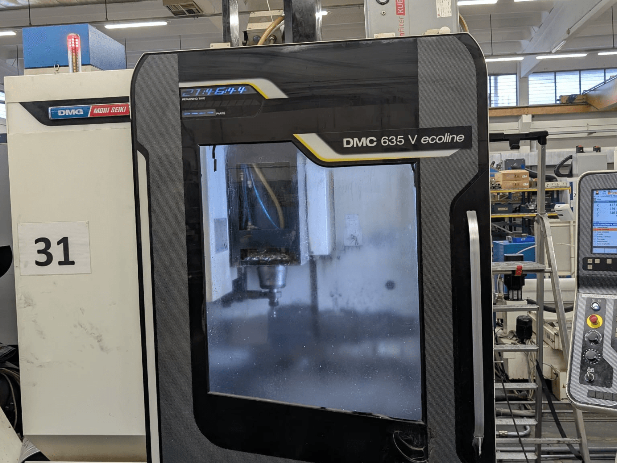 DMG Mori Seiki DMC 635V ecoline vertikal bearbetningscenter, framifrån med kontrollpanel och synligt bearbetningsområde.