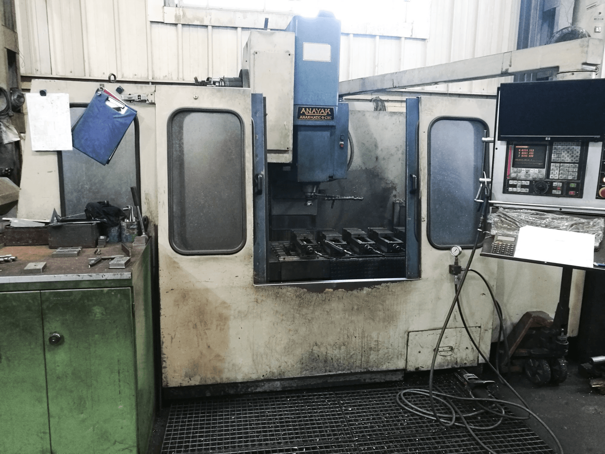 ANAYAK-maskinen framifrånANAK MATIC-9 CNC
