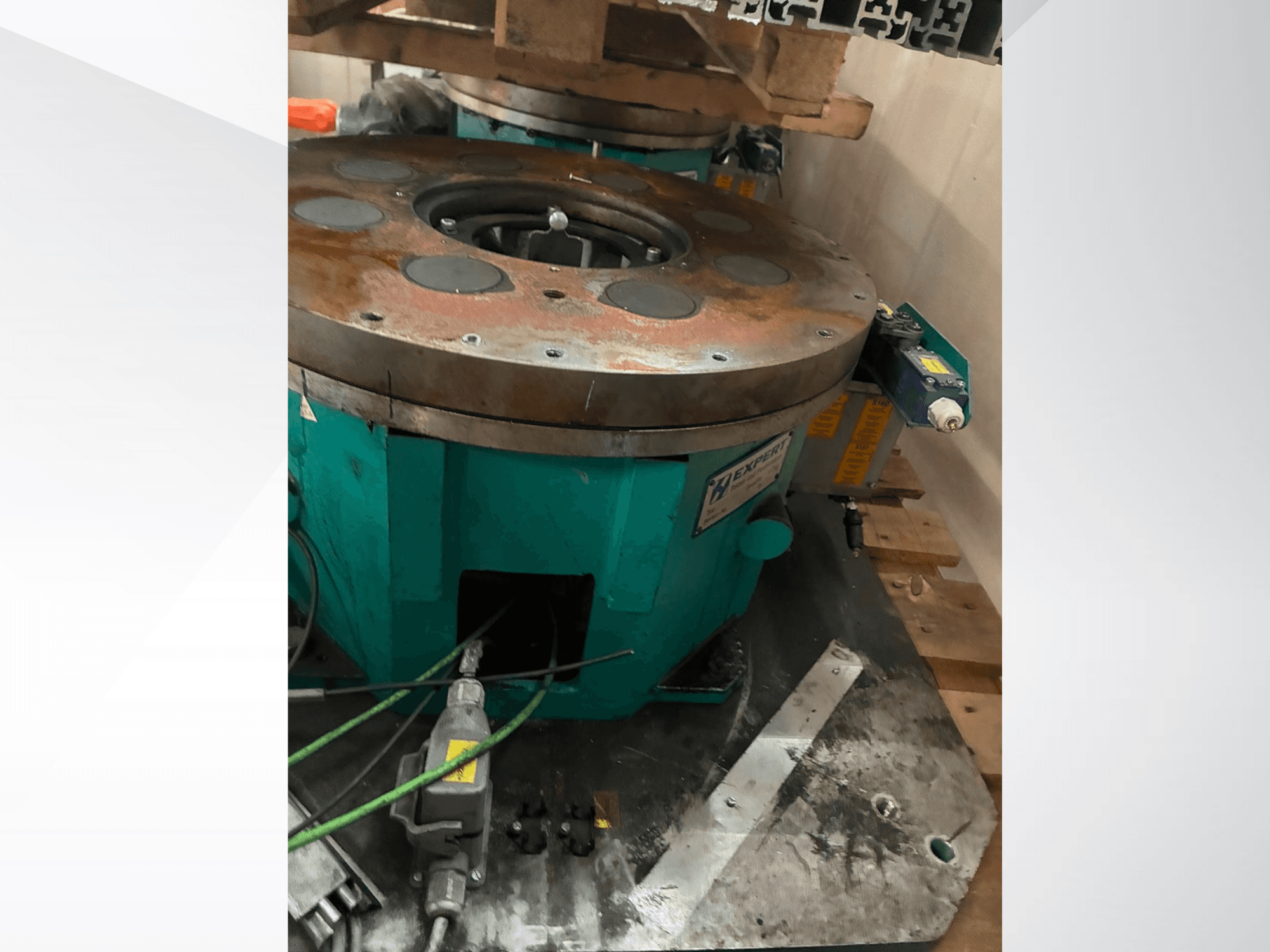 Automatiseringsutrustning av typen EXPERT EDX810/0250/8 sedd från sidan, med metallunderrede, styrmekanismer och slitage på ytan.