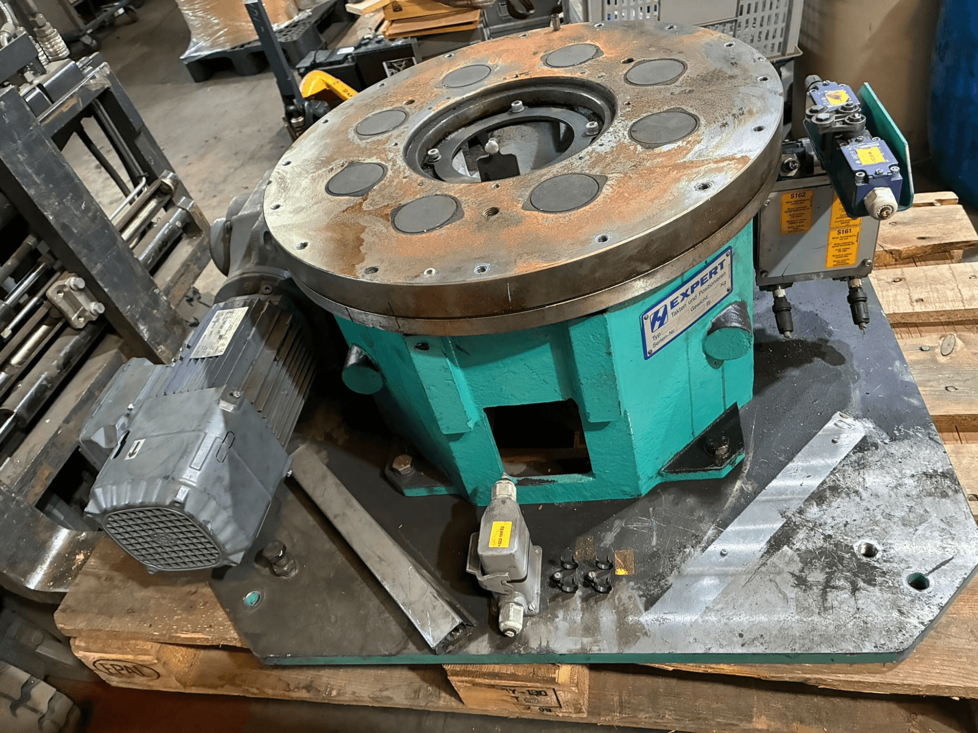 Specialutrustning för automatisering EDX810/0250/8, sett framifrån, består av en motor, en kontrollpanel och en cirkulär platta med flera hål.