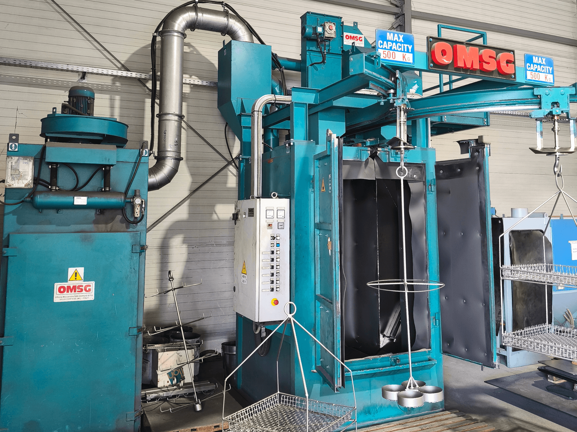 OMSG industriell rengöringsmaskin med en maxkapacitet på 500 kg, med kontrollpanel och öppen kammare för rengöring av delar.