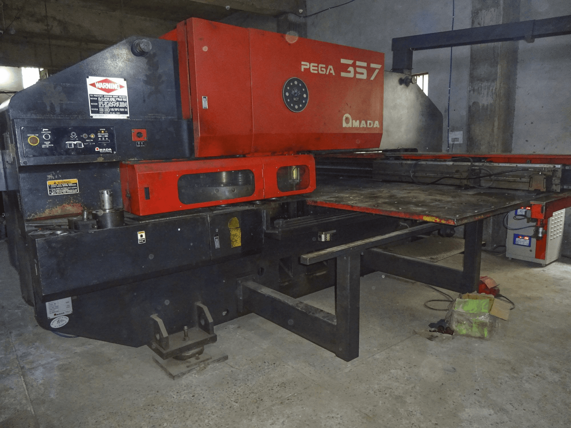 AMADA-maskinen framifrånPEGA 357