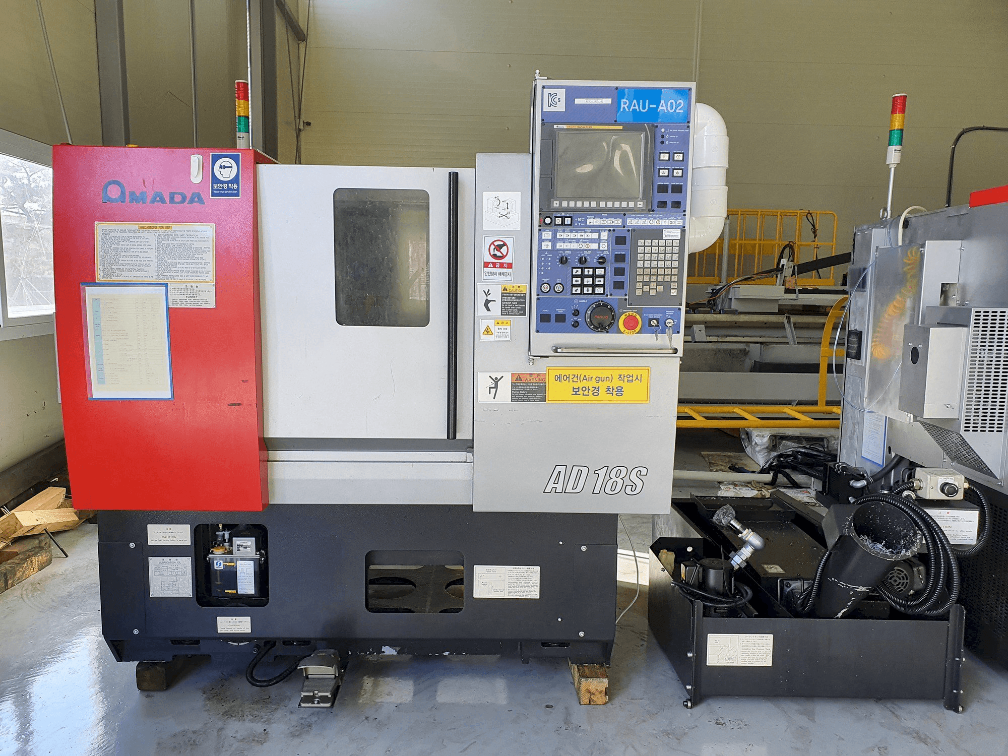 AMADA AD-18S-maskinen framifrån