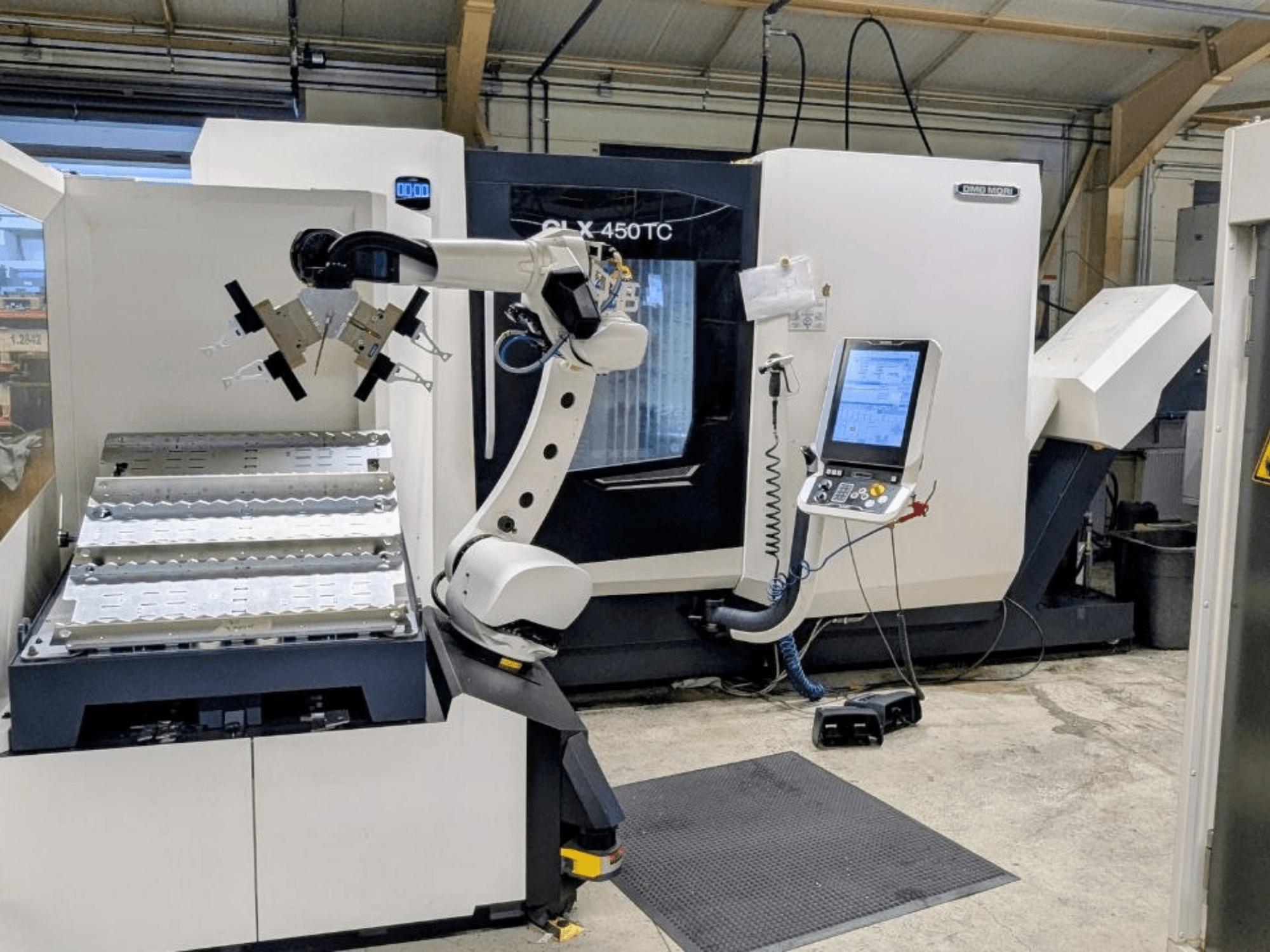 DMG MORI CLX 450 TC med Robo2go, framifrån, där robotarmen och kontrollpanelen bredvid maskinen syns.
