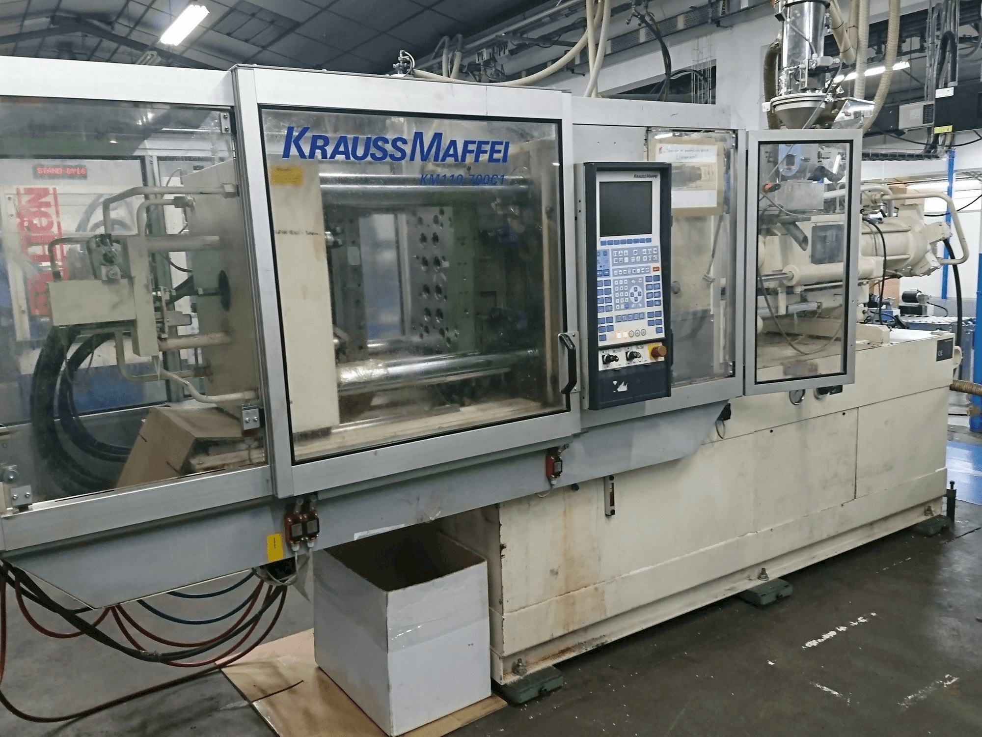 Krauss Maffei 110 - 700 C1-maskinen framifrån
