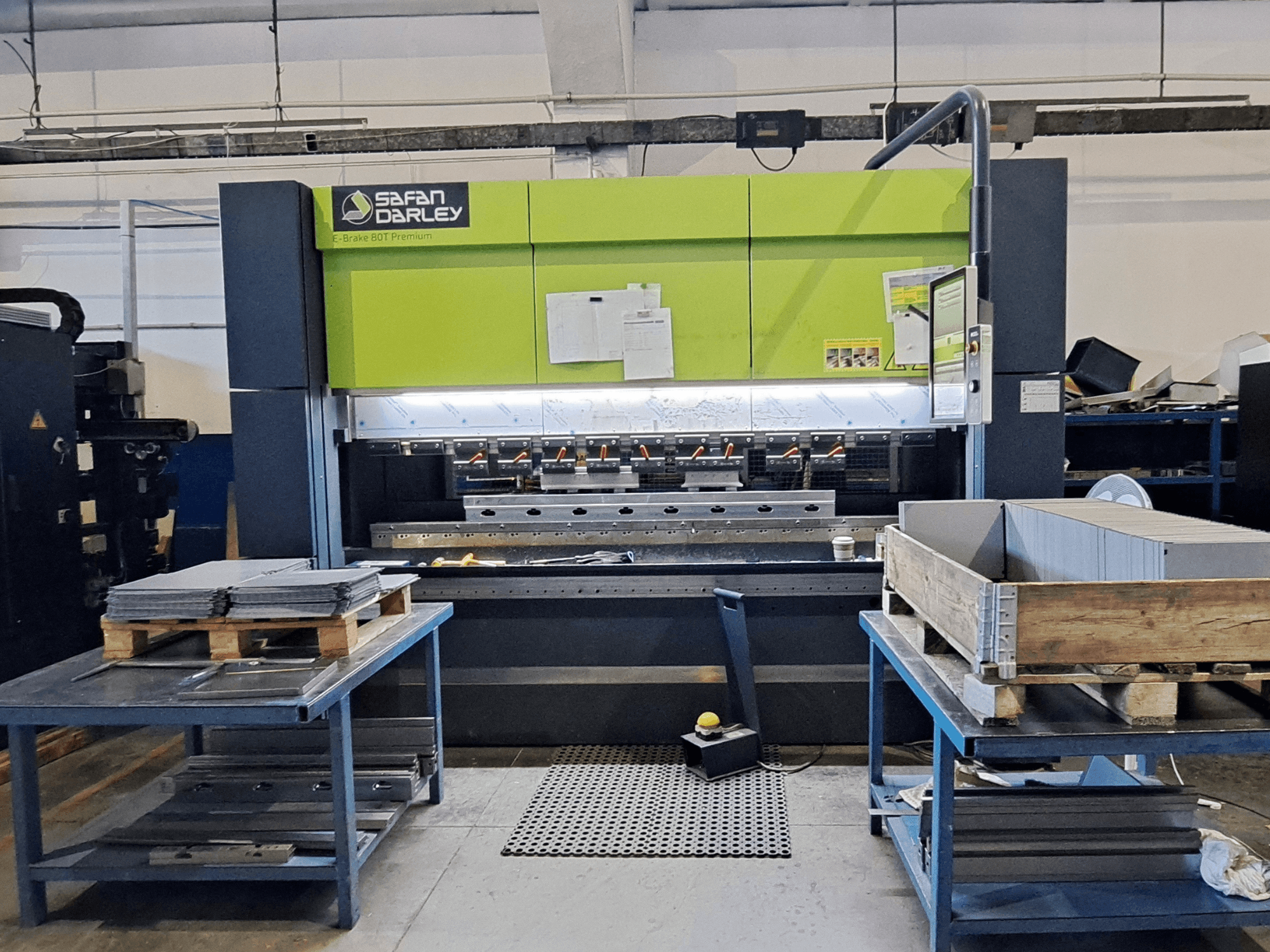 SAFAN E-Brake Premium 80-2550 kantpress i en verkstad, framifrån sett med staplade plåtark och en synlig kontrollpanel.