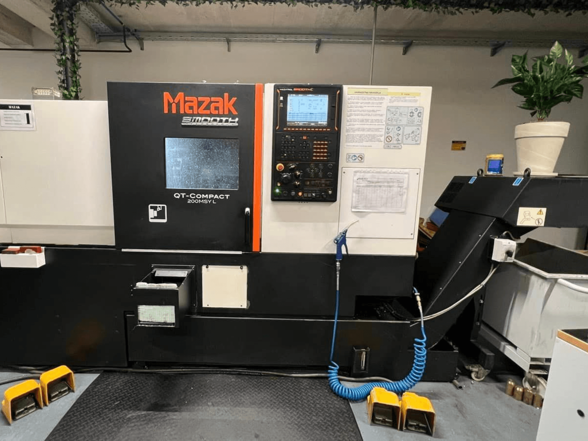 Mazak QUICK TURN COMPACT 200 MSY L horisontell svarv, framifrån, med kontrollpanel och verktygsförvaring.