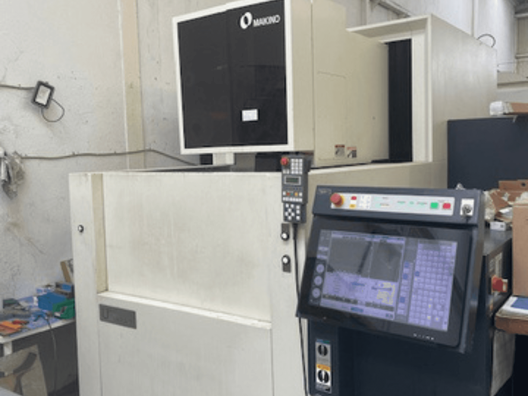 Makino U6 HEAT trådgnistmaskin i en verkstad, framifrån med kontrollpanel och digital display.