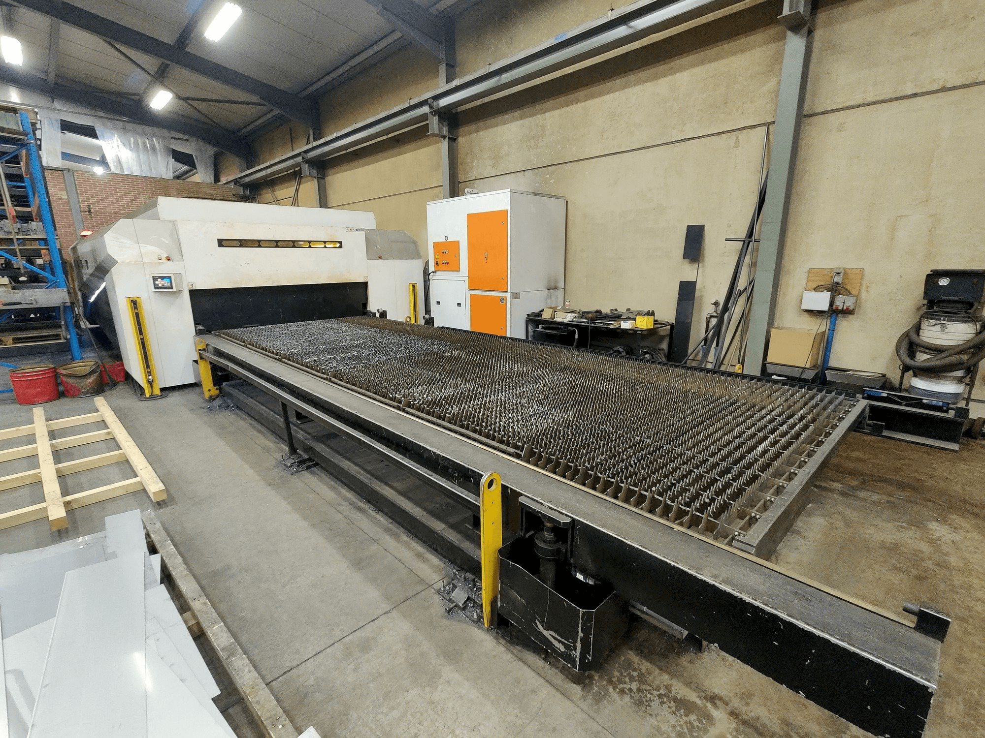 ERMAKSAN Fibermak Momentum Gen2-maskinen framifrån