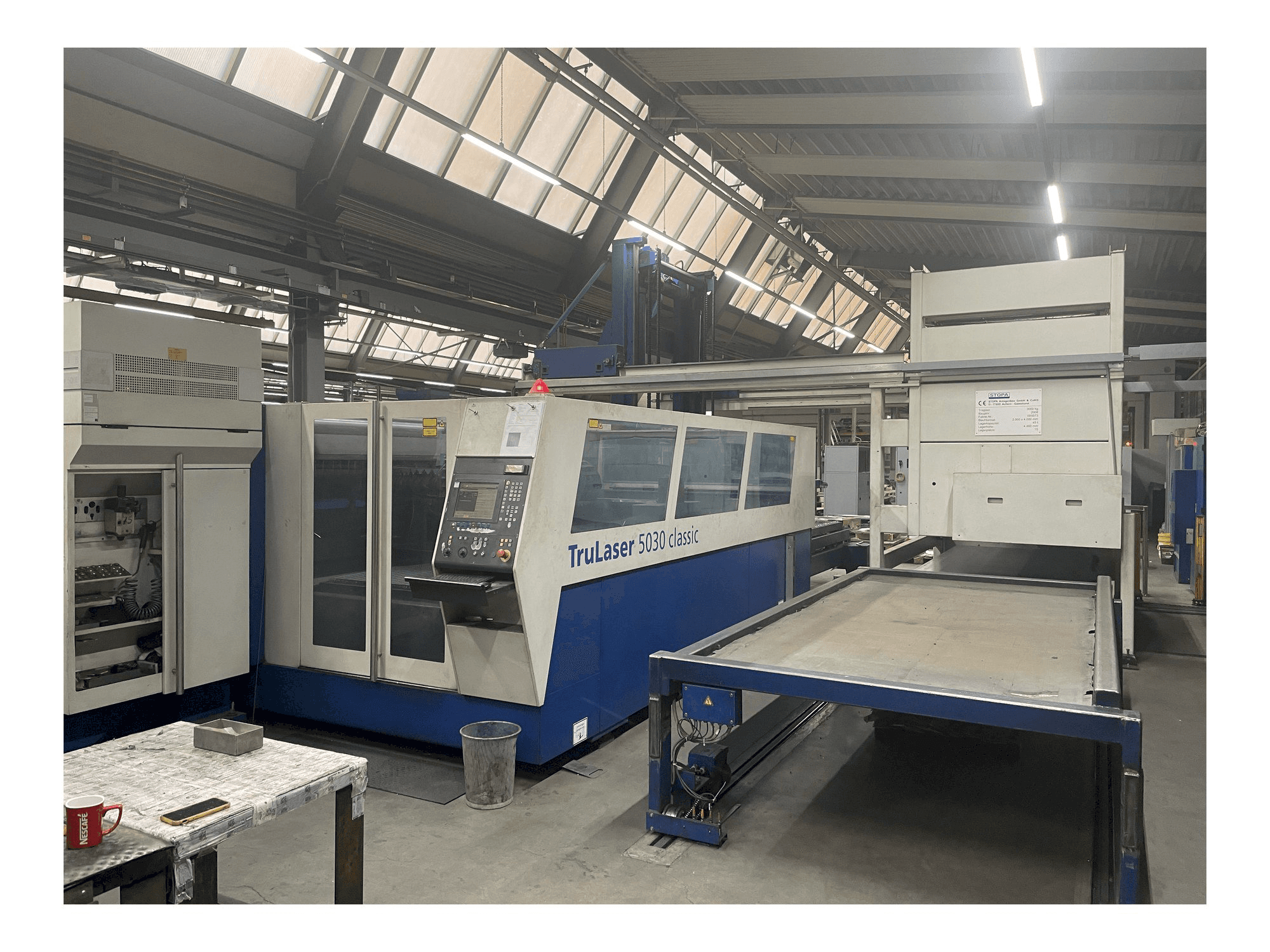 Trumpf L5030 Classic + Pallet Master-maskinen sedd från höger