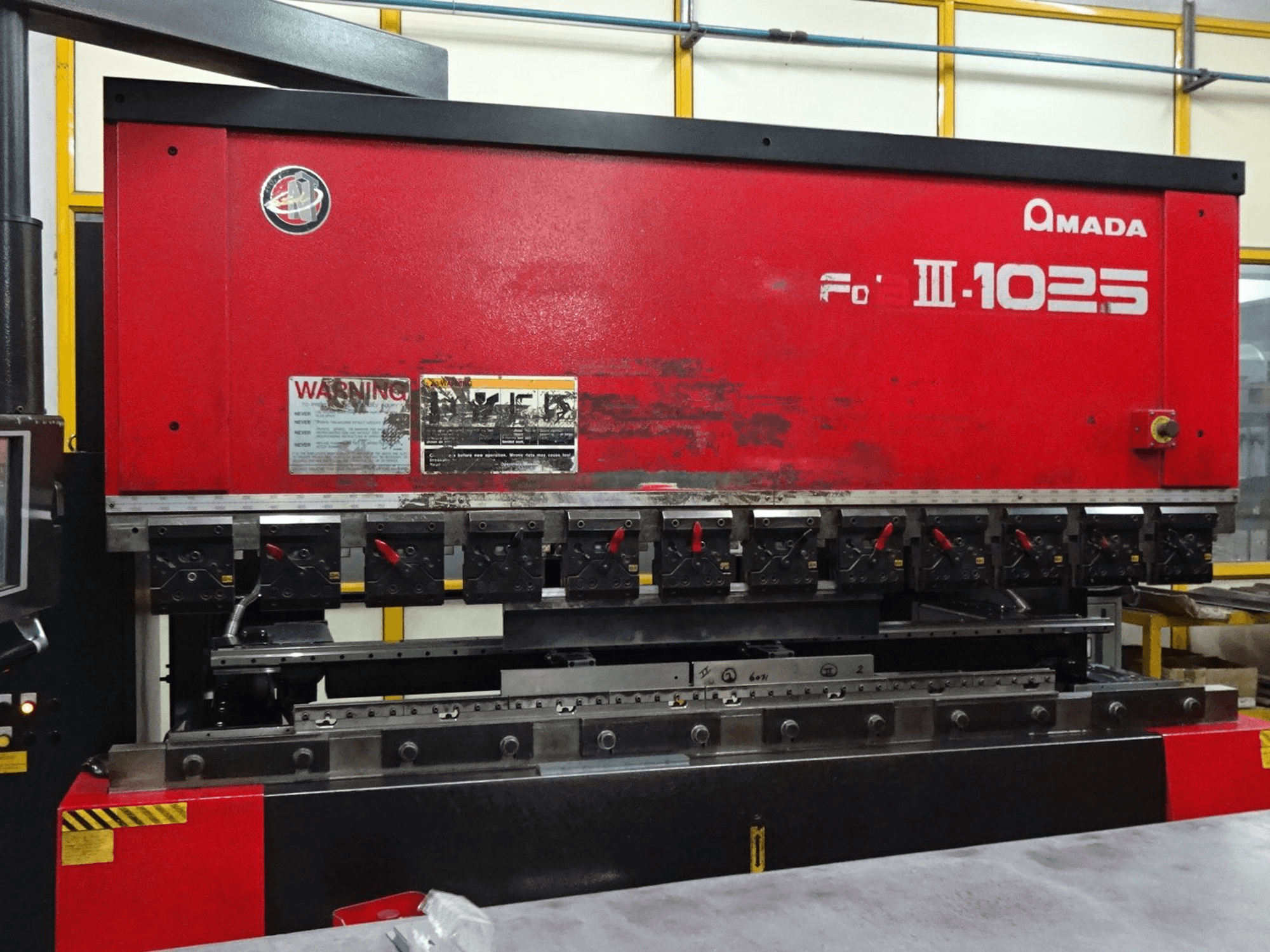 AMADA-maskinen framifrånFBD1025NT