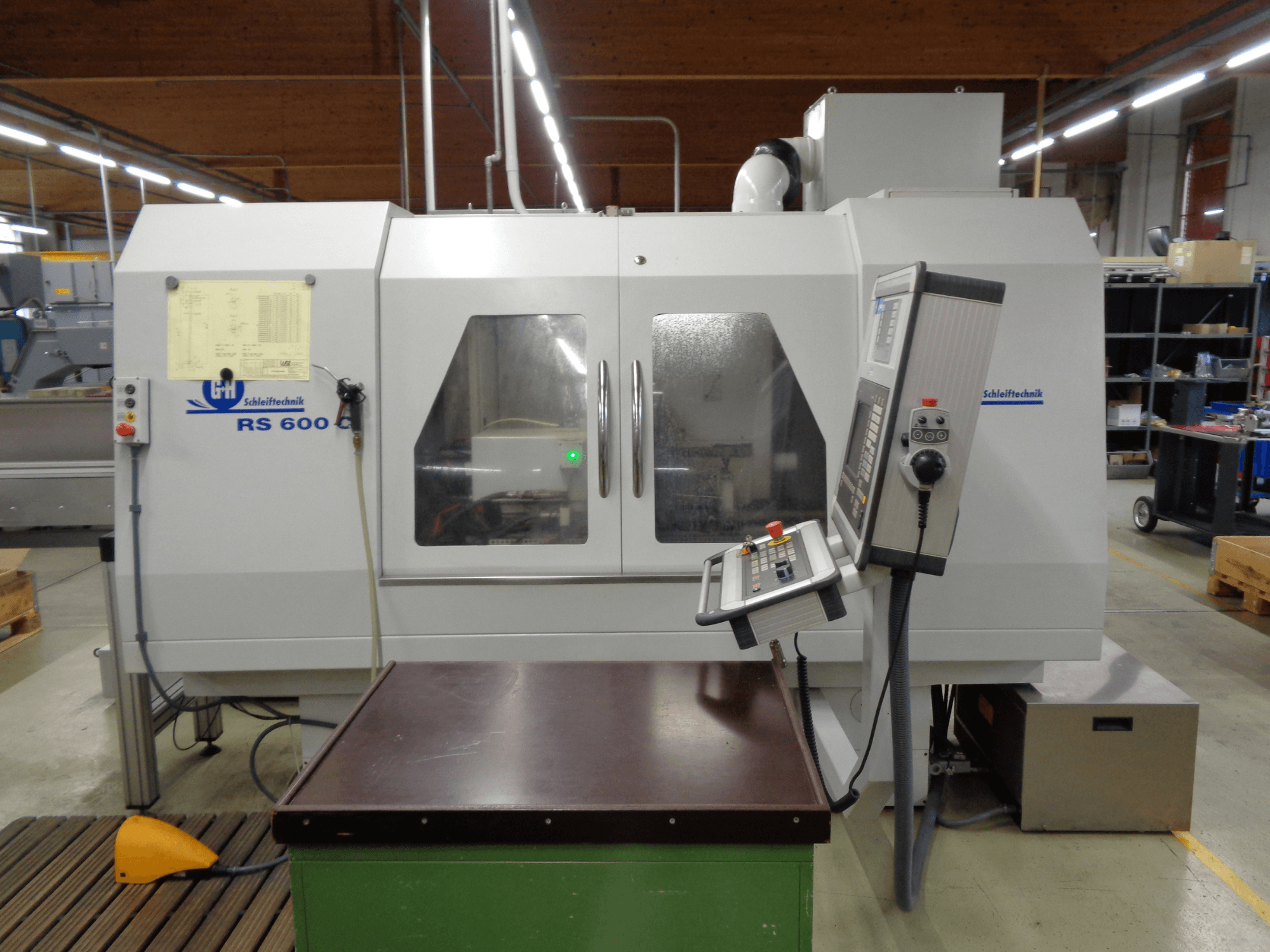 Cylindrisk slipmaskin GEIBEL & HOTZ RS 600 C, framifrån med kontrollpanel och arbetsbord i en fabriksmiljö.