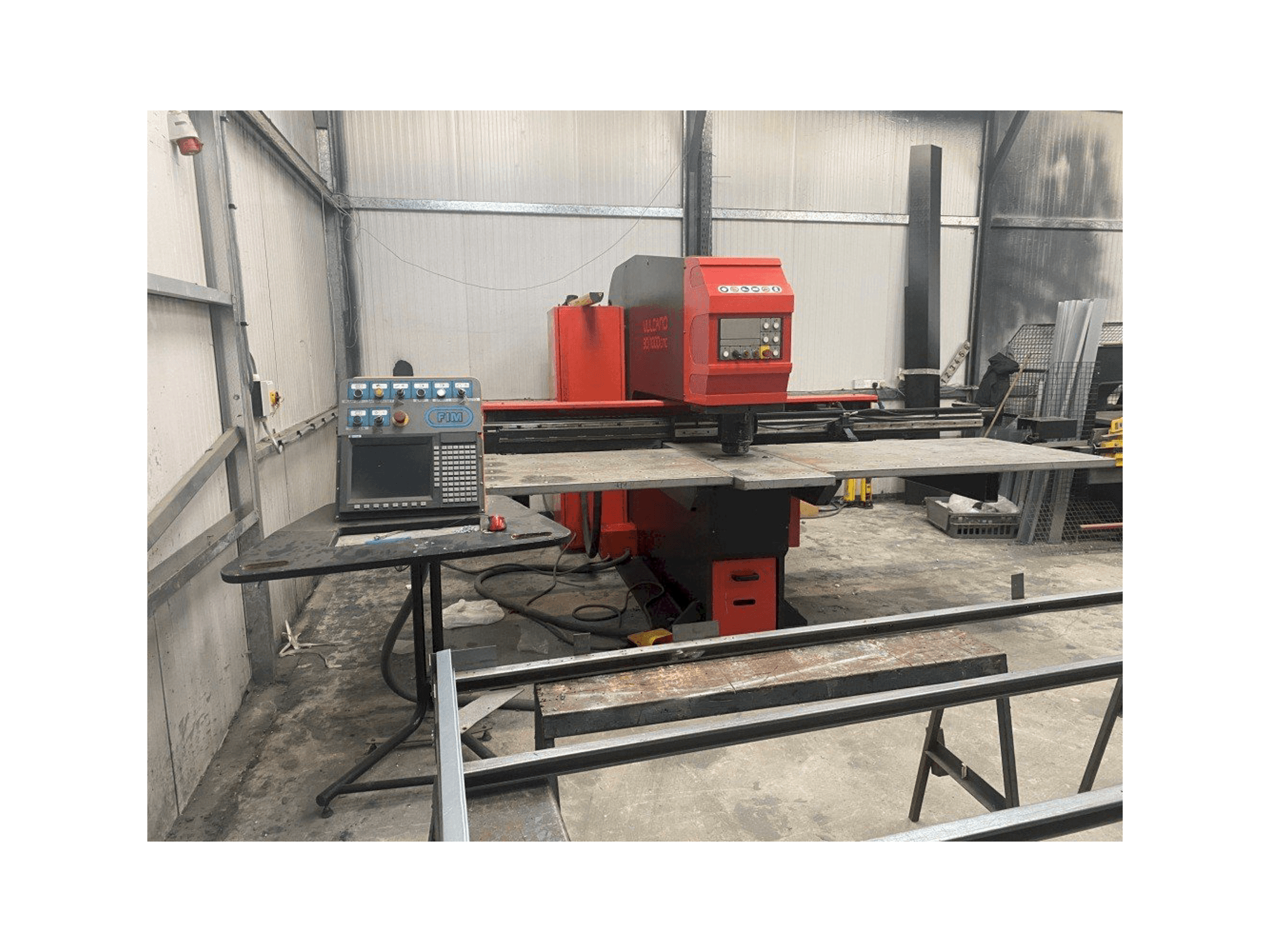 FIM Vulcano 30/1000CNC-maskinen framifrån