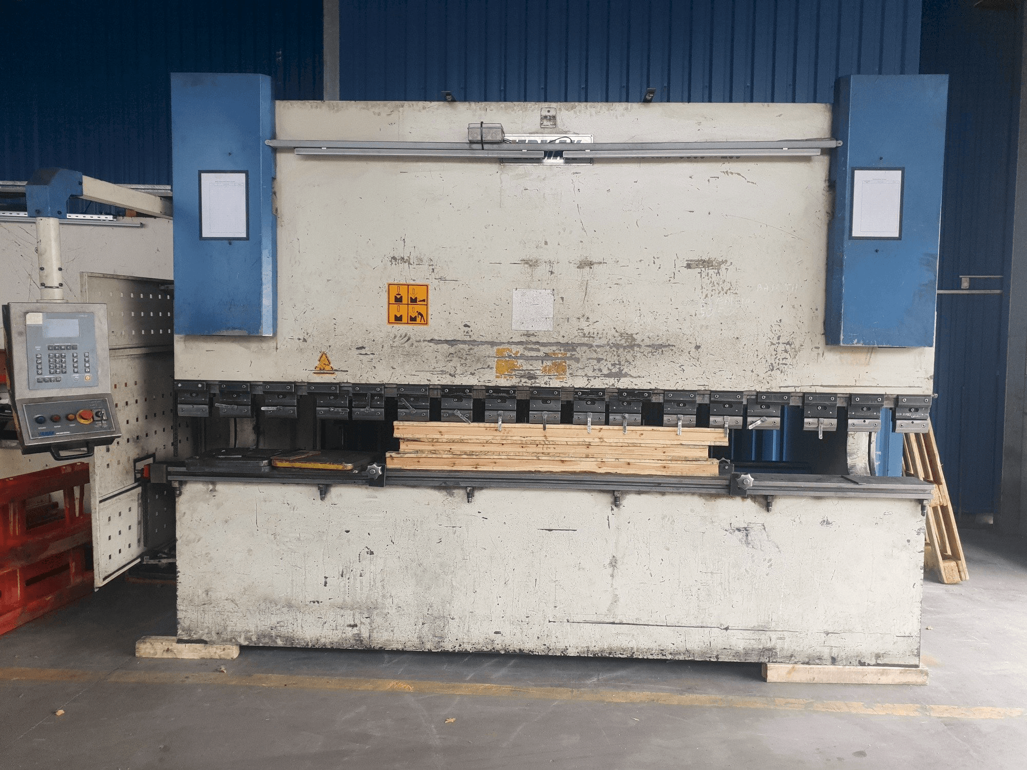 ERMAK CNCHAP 3600x200-maskinen framifrån