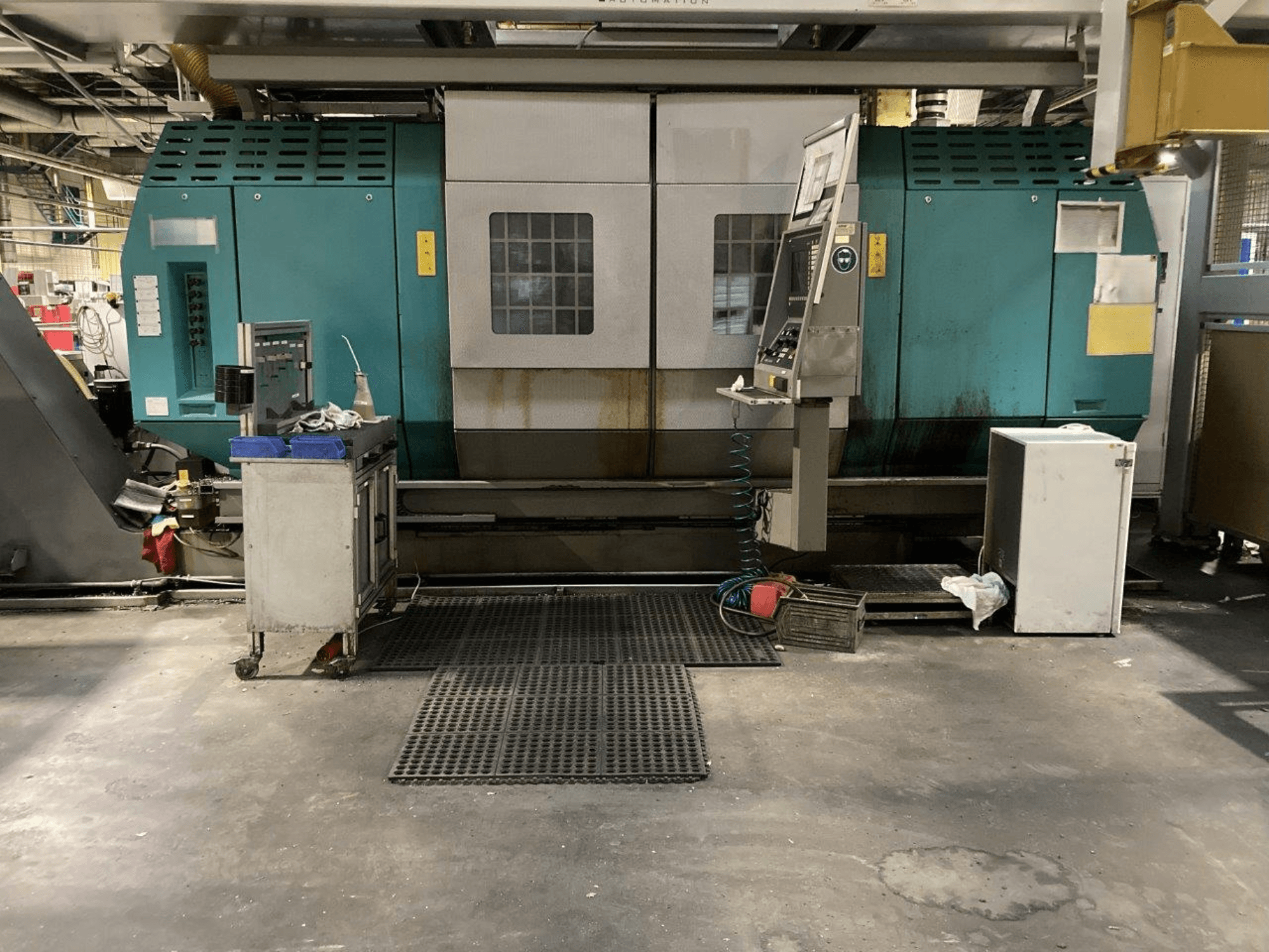 Index G250 svarv- och fräscenter sett framifrån, med kontrollpanel och industriell bakgrund, som visar dess driftsfunktioner.