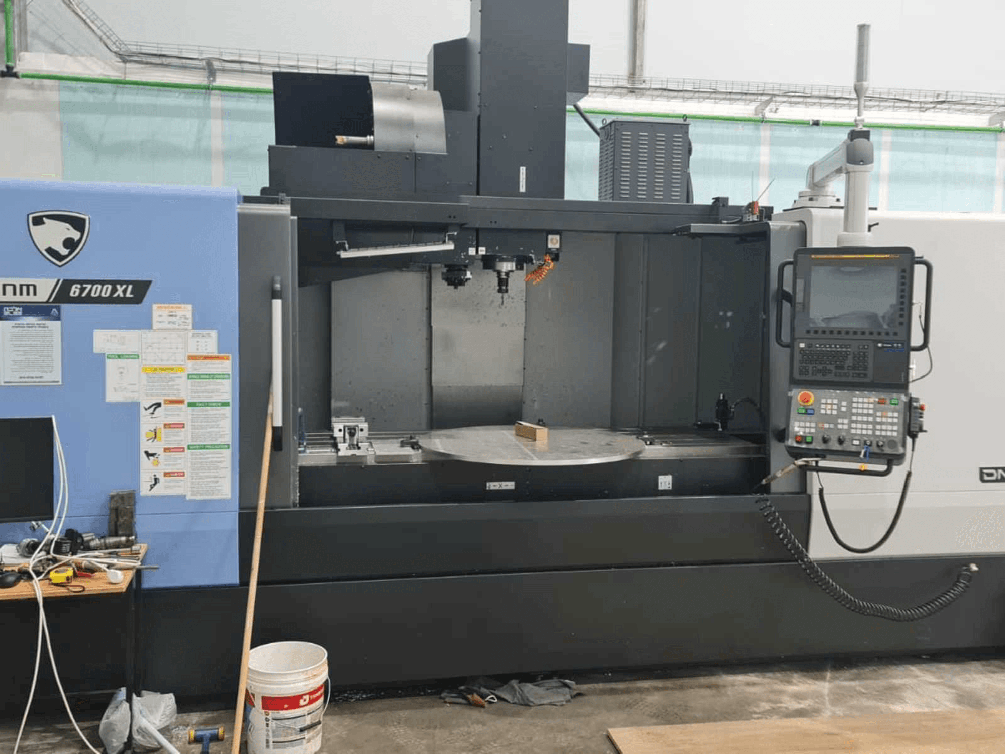Doosan DNM 6700 XL-maskinen framifrån