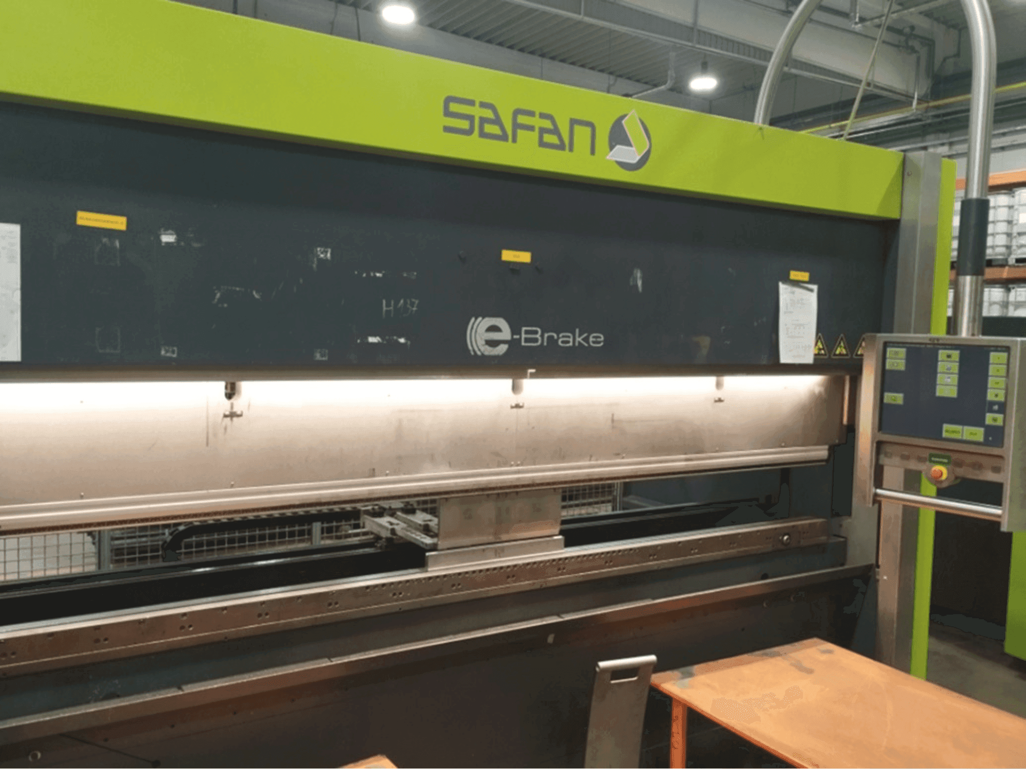 Safan SAFAN E-BRAKE 100-3100-maskinen framifrån