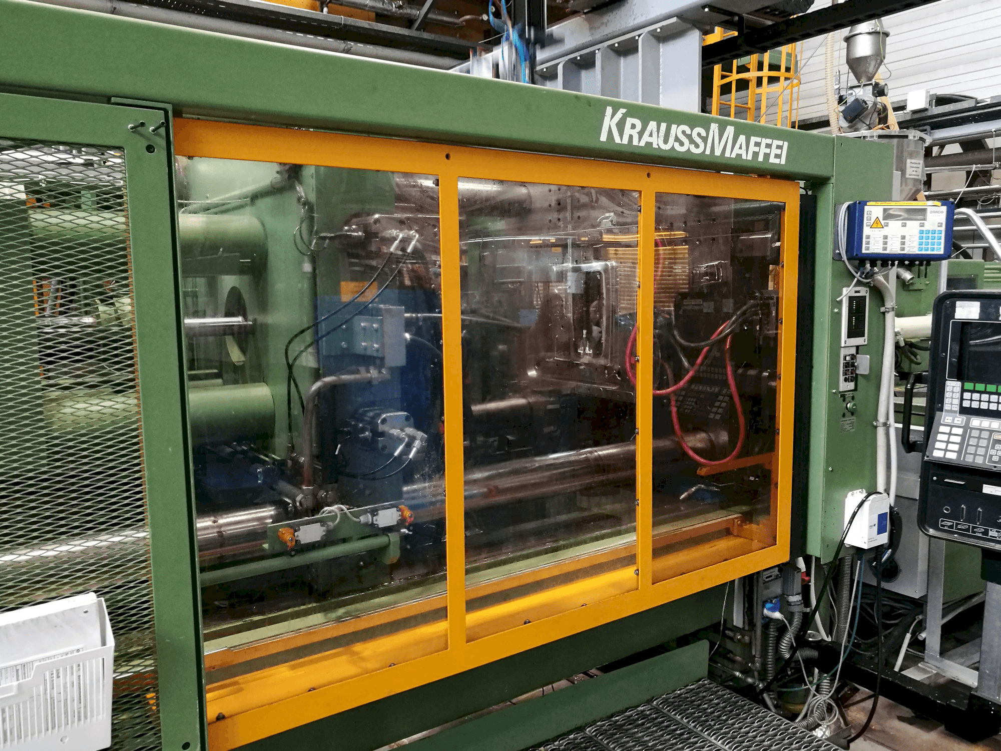 Krauss Maffei-maskinen sedd från vänster650-2300 B2