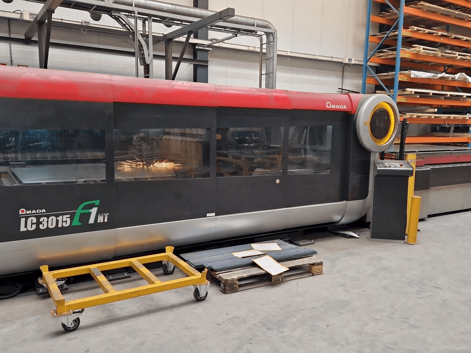 AMADA LC3015 F1 NT-maskinen framifrån