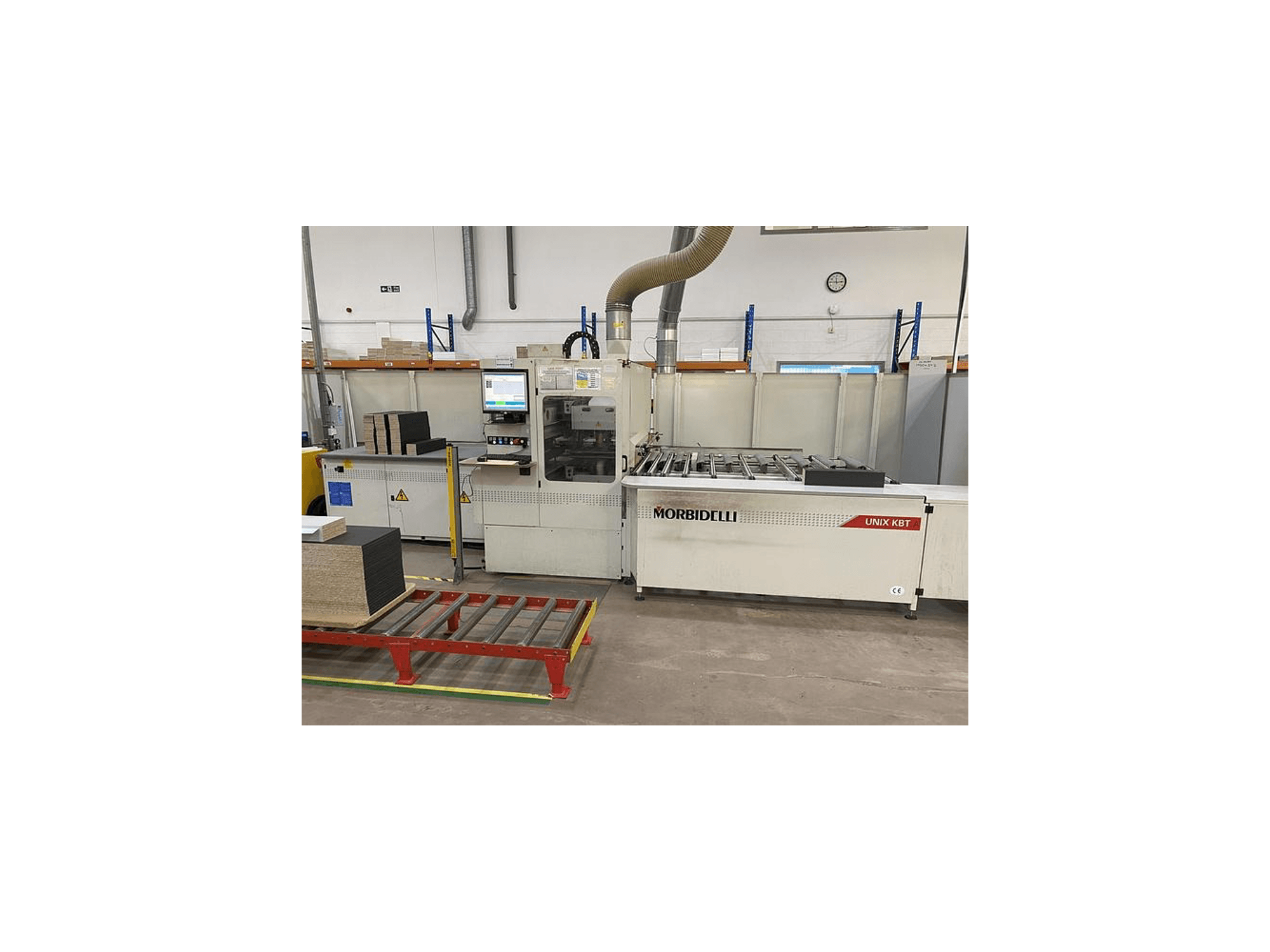 MORbidelli Unix KBT panelsåg, framifrån, med synlig kontrollpanel och staplade kretskort på intilliggande vagn.