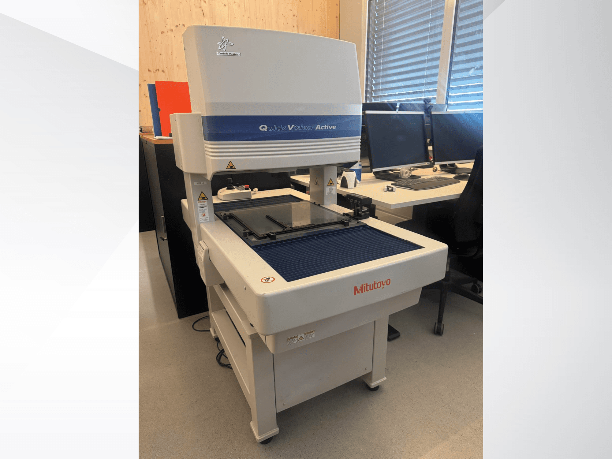 Mitutoyo QV-L404Z1L-D CMM framifrån, med ett mätbord i glas och en synlig kontrollpanel med knappar.