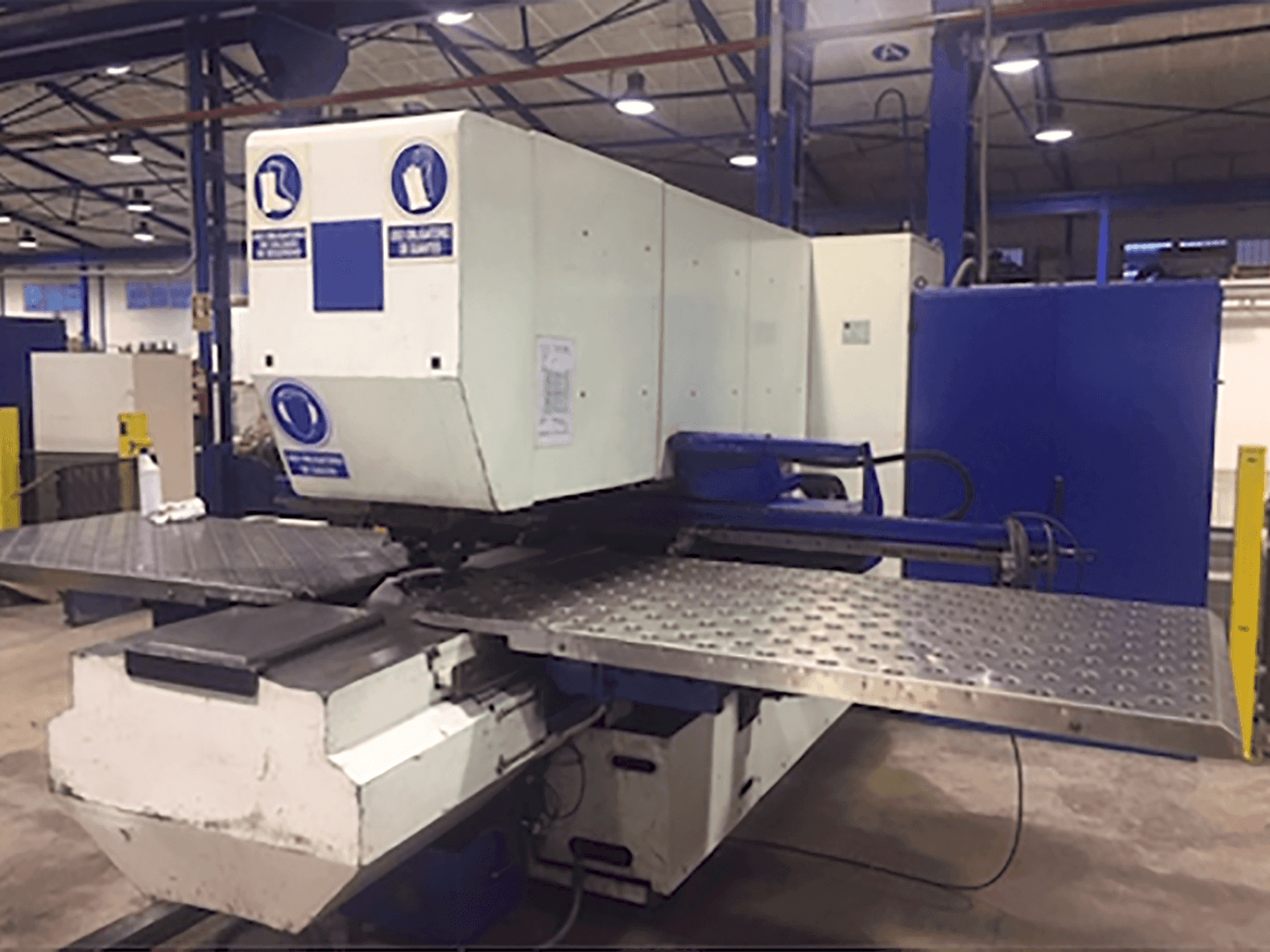 Trumpf Trumatic 240R-maskinen framifrån