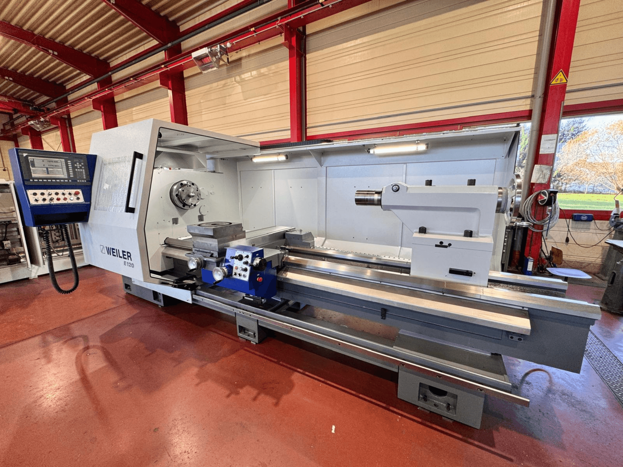 Weiler E120-svarv, framifrån, har kontrollpanel, roterande spindel och en precisionsbädd med linjärstyrningar.