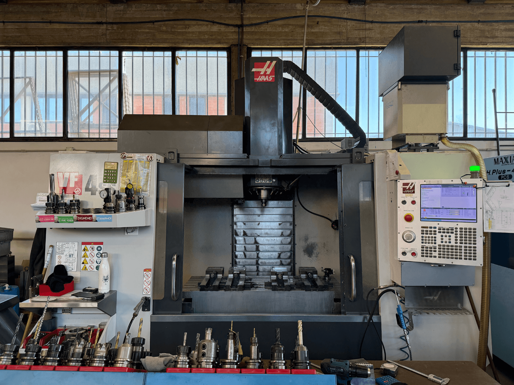 HAAS VF-4SS vertikalt bearbetningscenter, framifrån, med kontrollpanel, verktygshållare och synligt spindalområde.