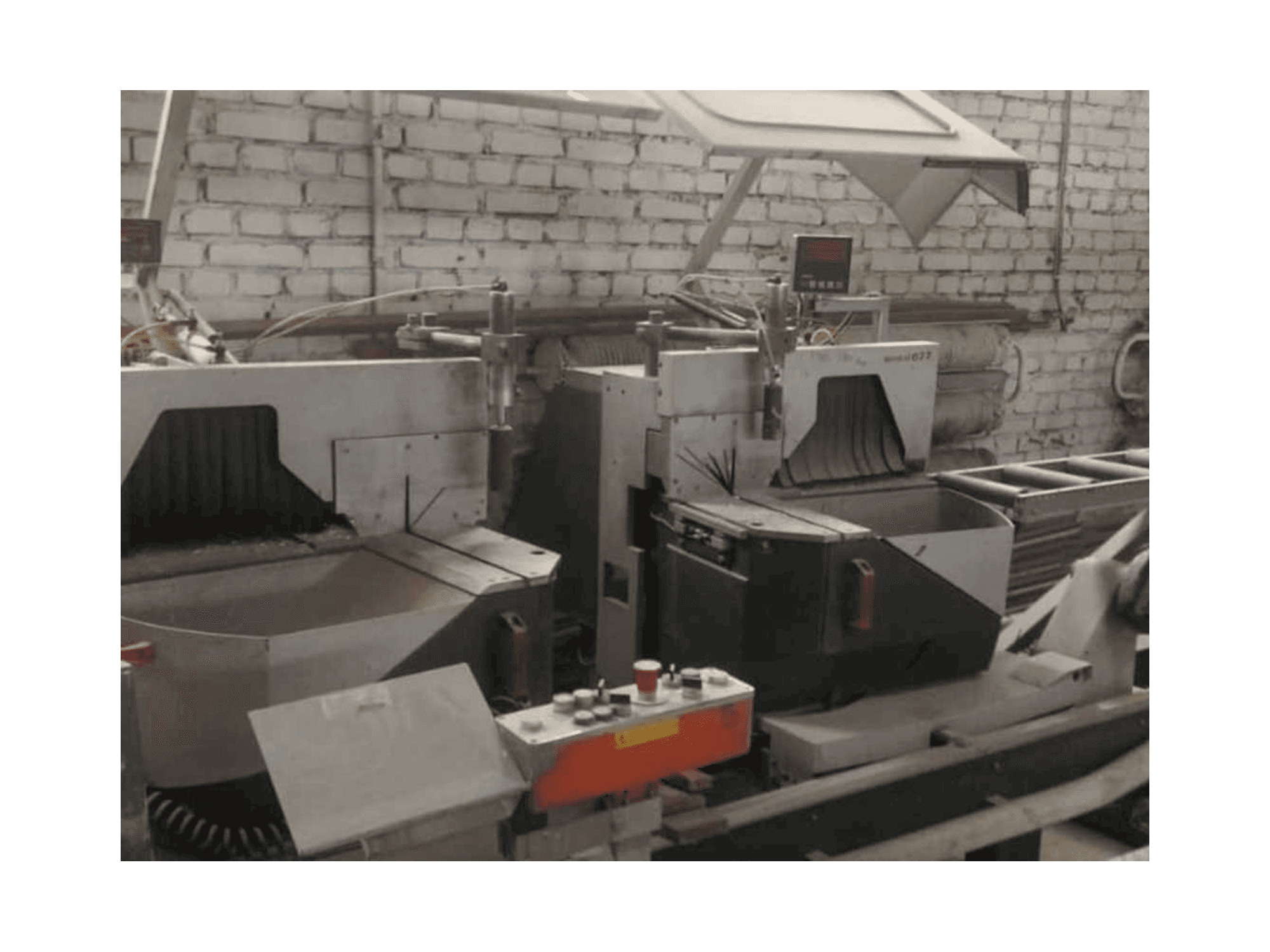 Elumatec DG 104/02 + E111-maskinen framifrån