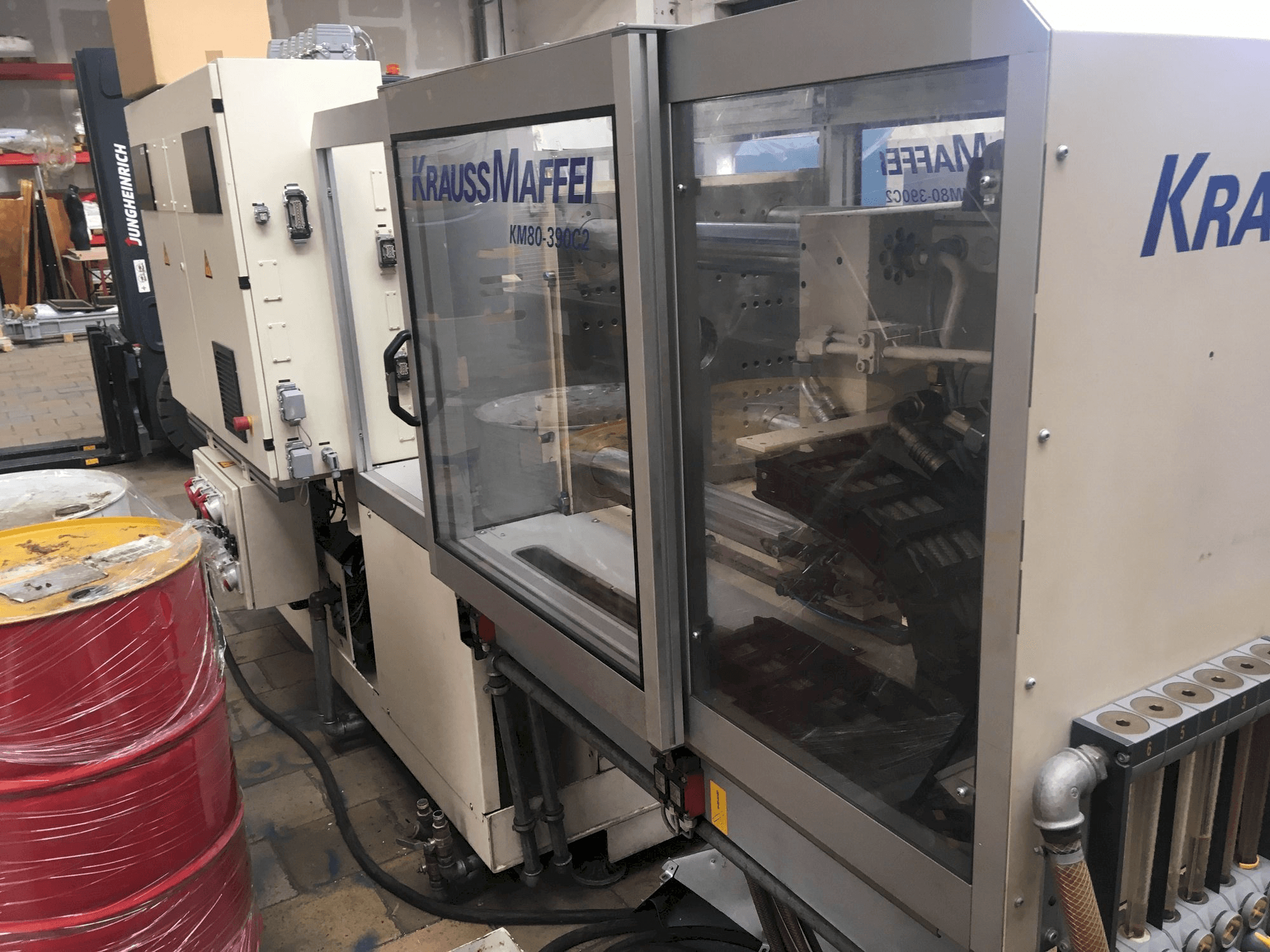 Krauss Maffei 80/390 C2-maskinen sedd från höger