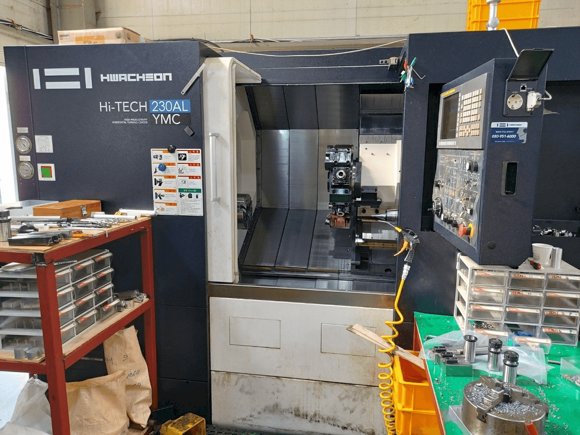 HWACHEON Hi-TECH 230AL YMC-maskinen framifrån