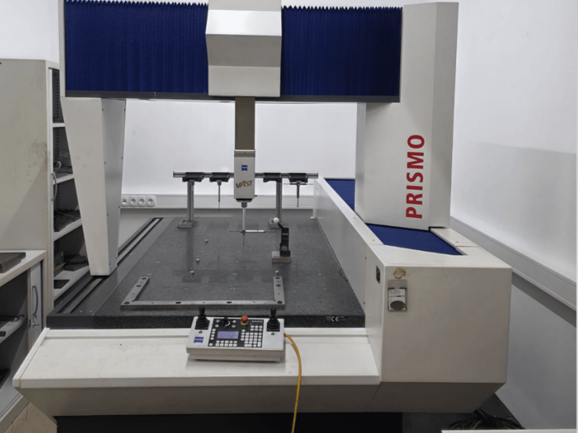 ZEISS PRISMO 700 koordinatmätmaskin framifrån, med en prob och kontrollpanel på en granitsockel.