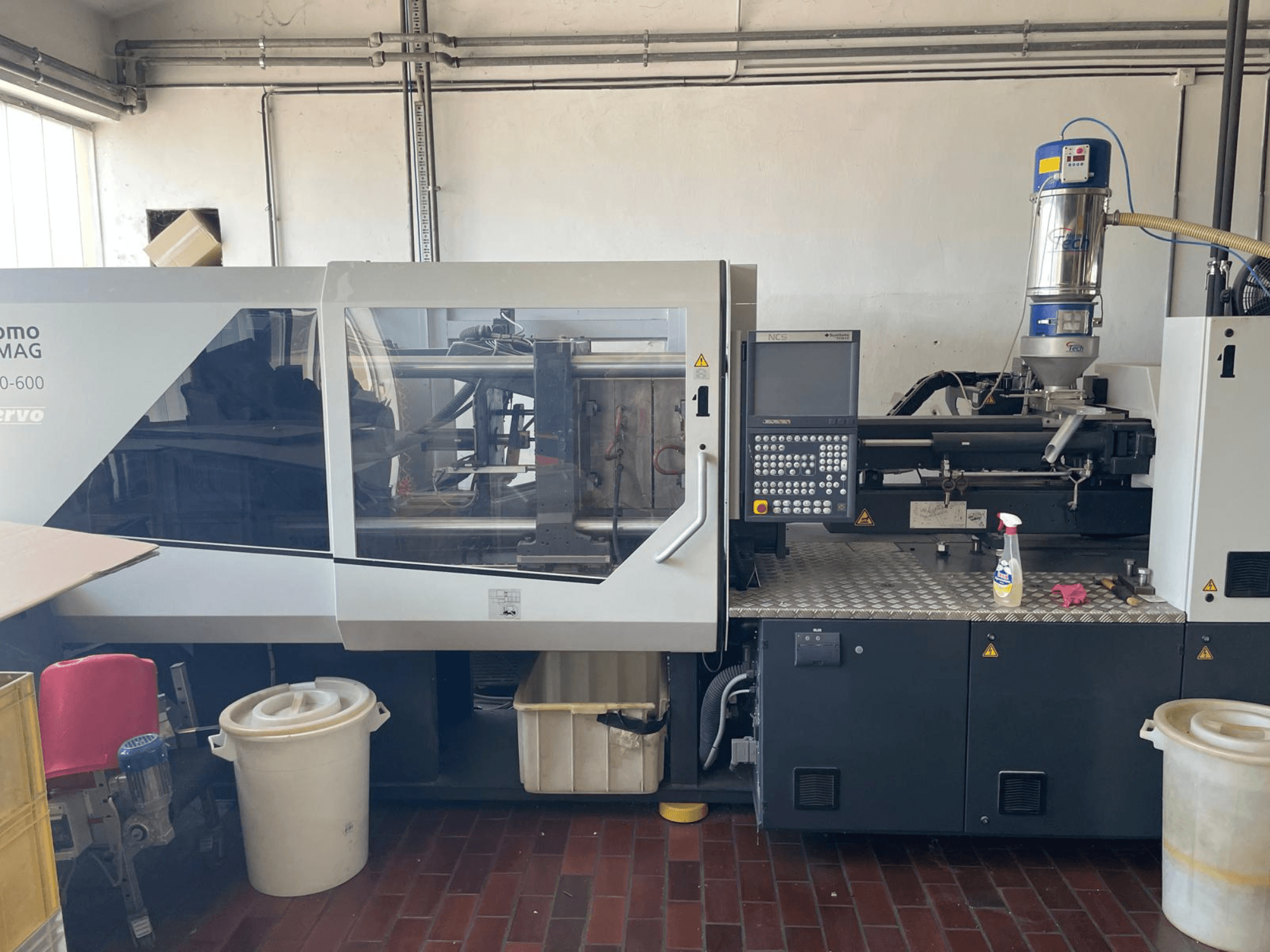 Frontvy av SUMITOMO SHI DEMAG Systec 160/520-600 hydraulisk formsprutningsmaskin med kontrollpanel och matningsenhet.