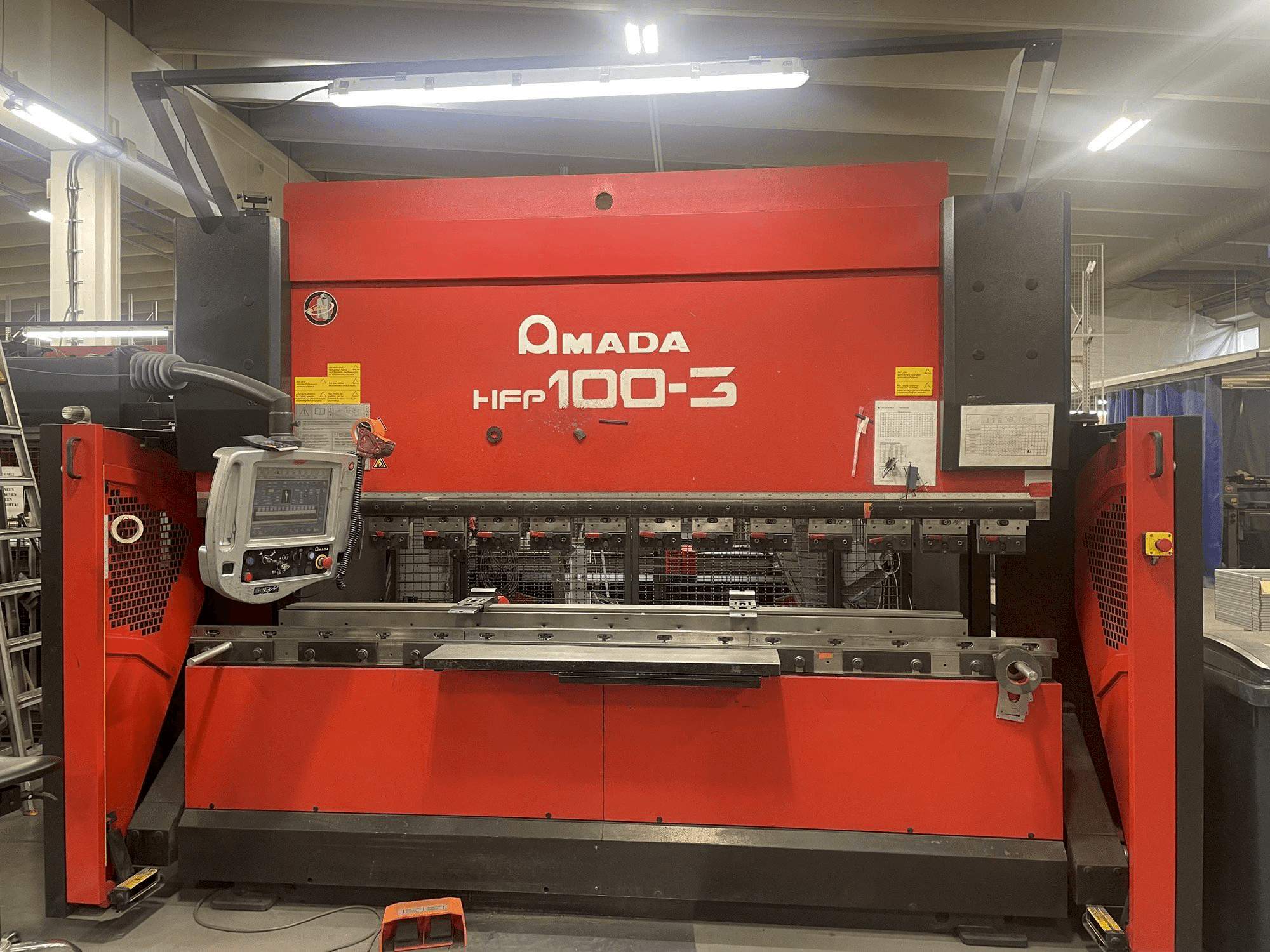 AMADA HFP 100-3-maskinen framifrån