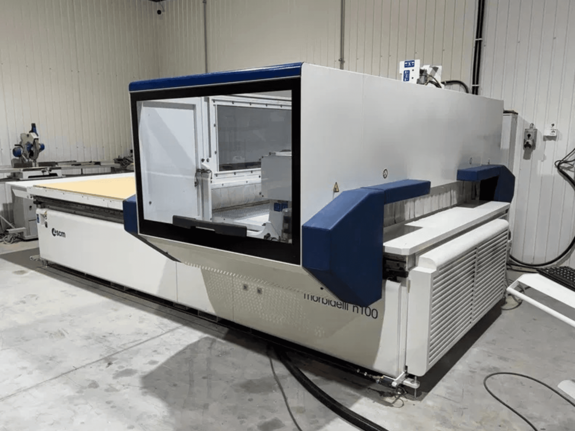 SCM Morbidelli N100 CNC-bearbetningscenter, framifrån med utsikt över det stora arbetsområdet och manöverpanelen.