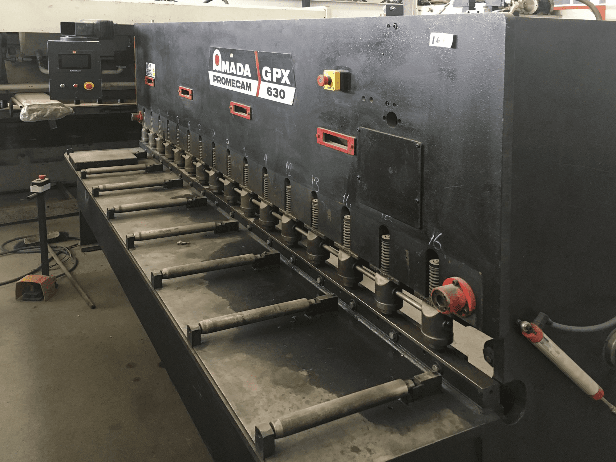 AMADA-maskinen sedd från högerGPX 630
