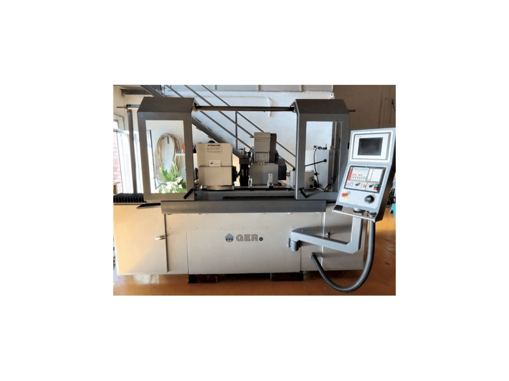 GER C-500 CNC-maskinen framifrån