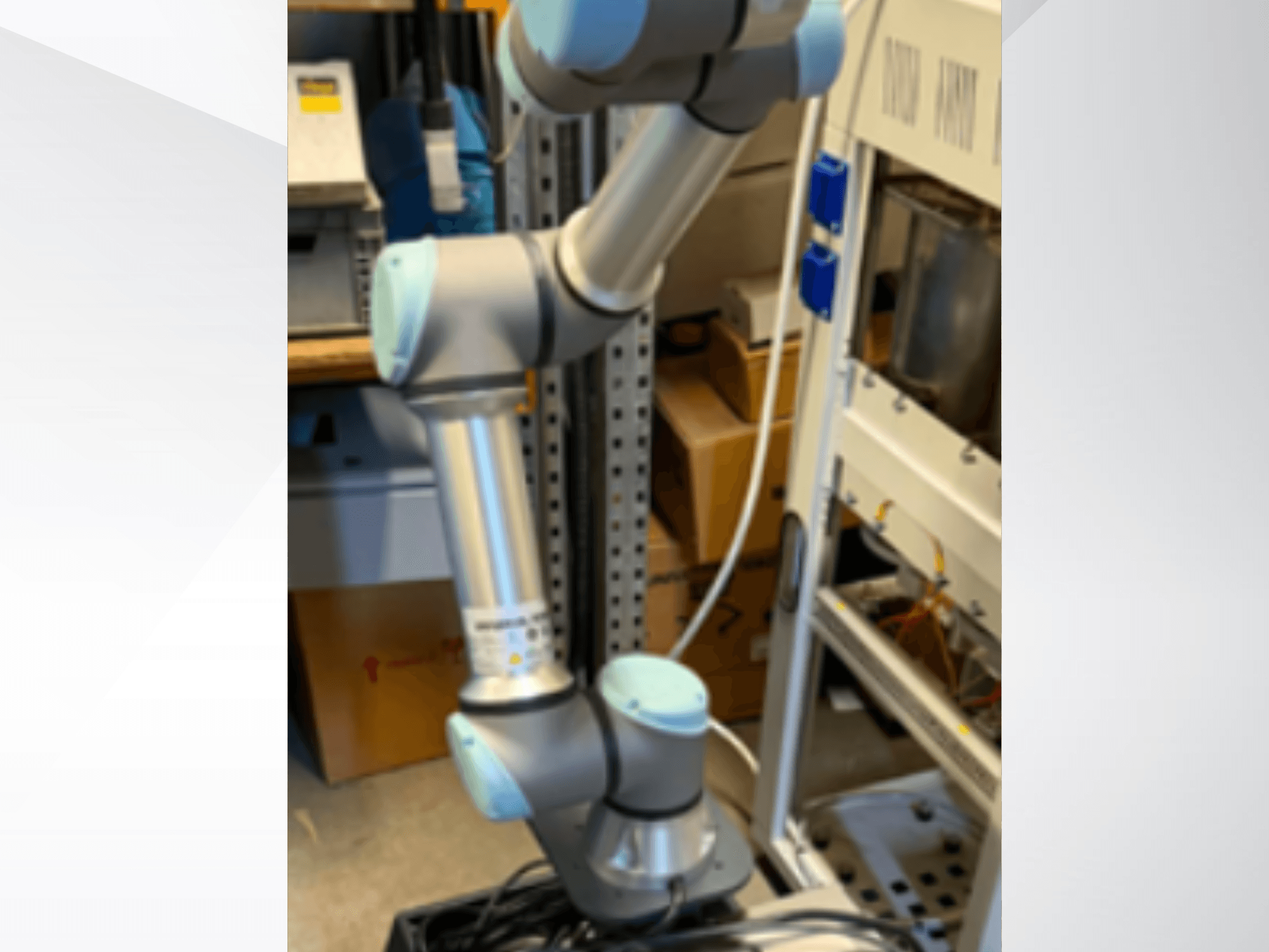 Robotarmen UR5e från Universal Robots sedd från sidan, med synliga ledförband, lättviktskonstruktion och styrkablar.