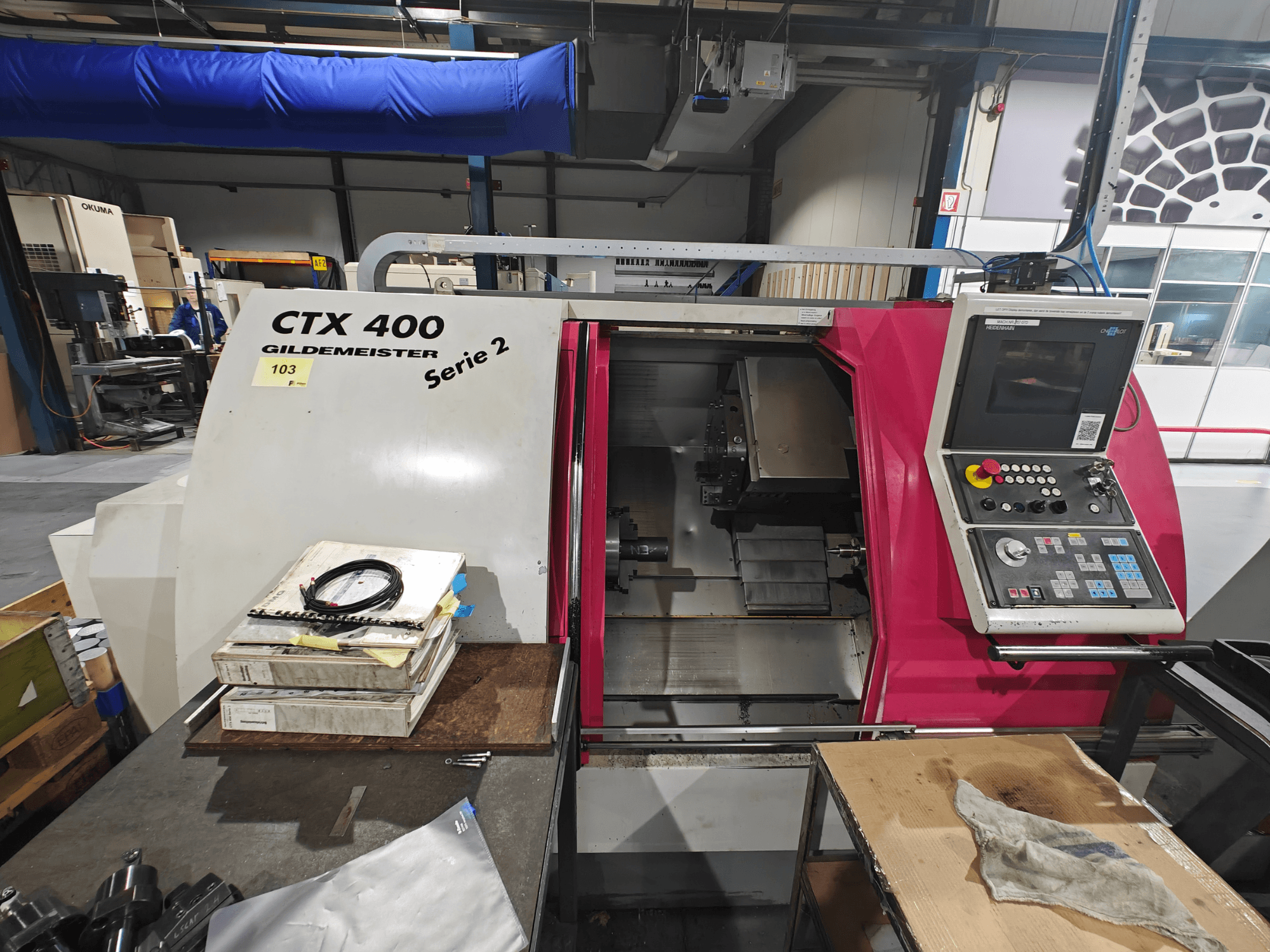 CTX 400 Gildemeister-svarv visad framifrån, med kontrollpanel med knappar, display och arbetsyta.