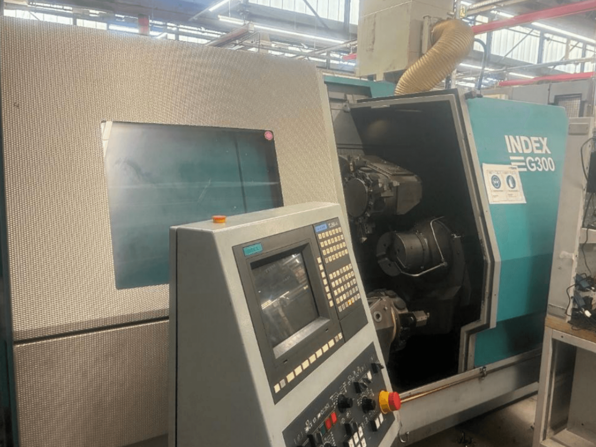Index G300 horisontell svarv, framifrån, där man ser kontrollpanelen och den fria tillgången till maskinens inre.