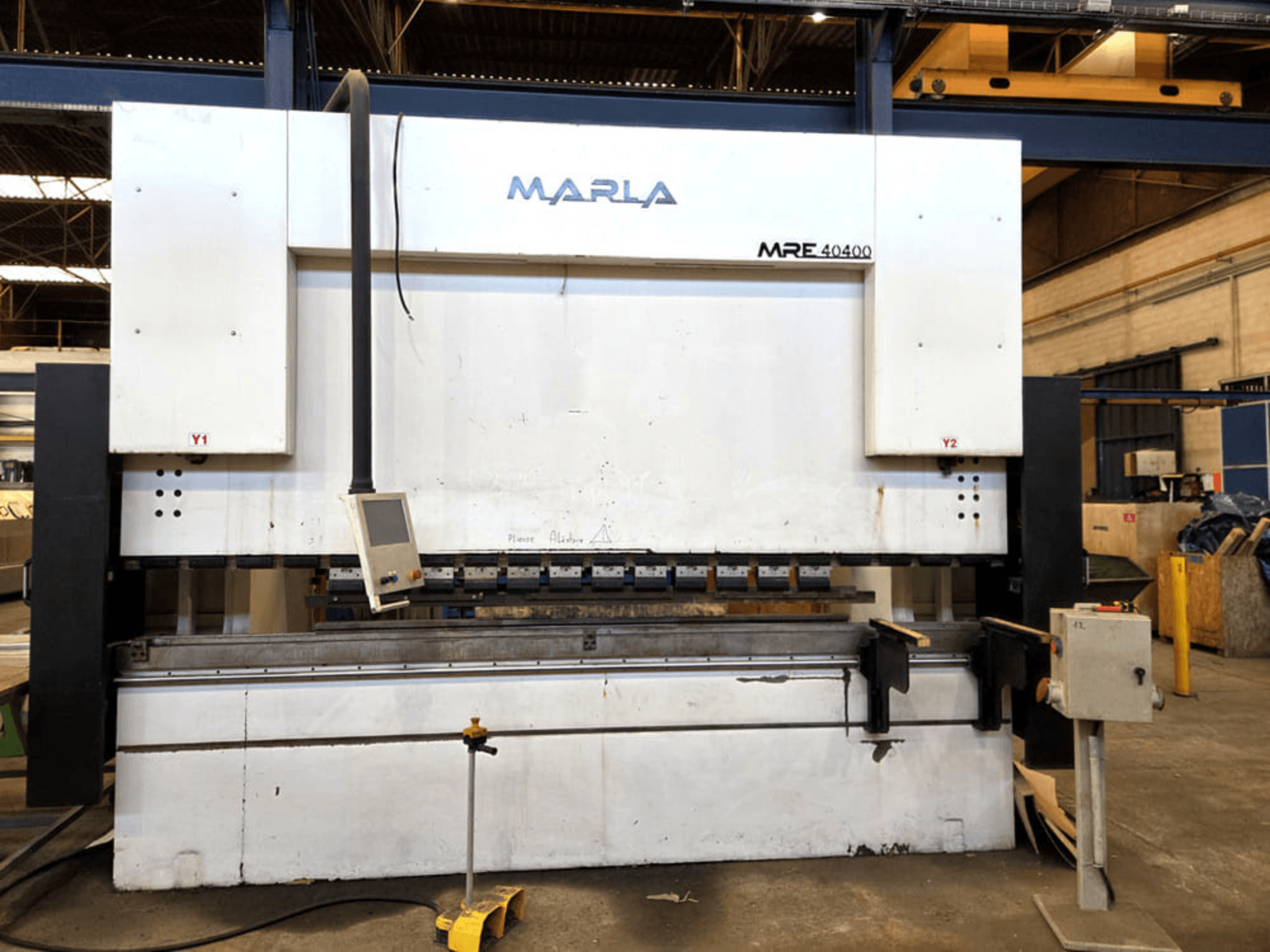 Framifrånvy av kantpressen MARLA MRE.40400, med kontrollpanel, hydraulsystem och arbetsbänksområde.
