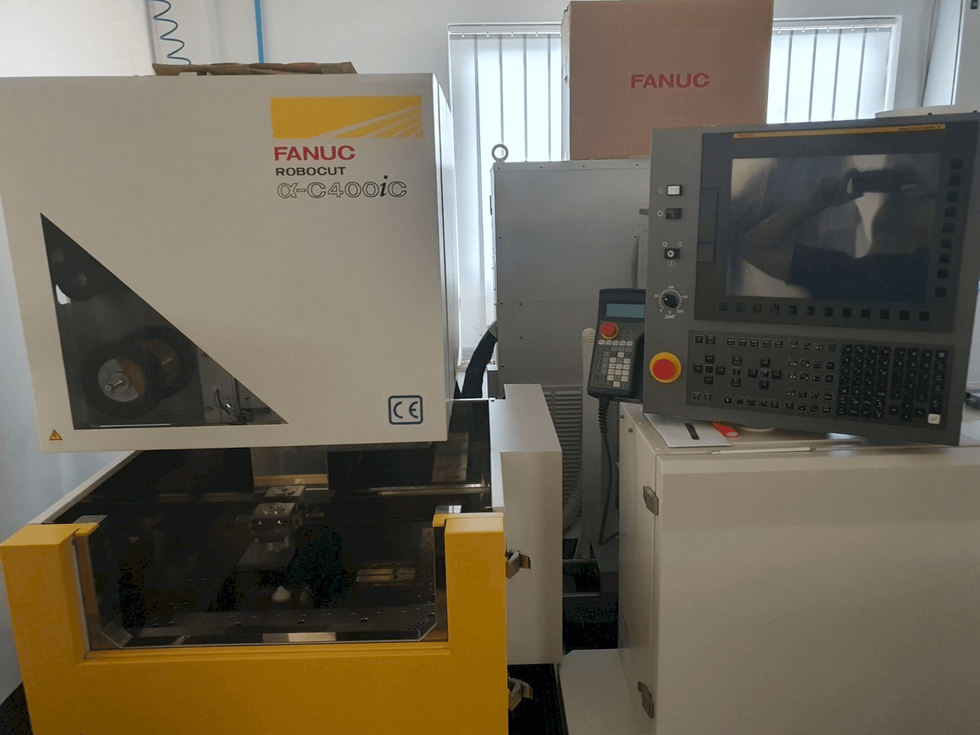 FANUC Robocut C400iC-maskinen framifrån