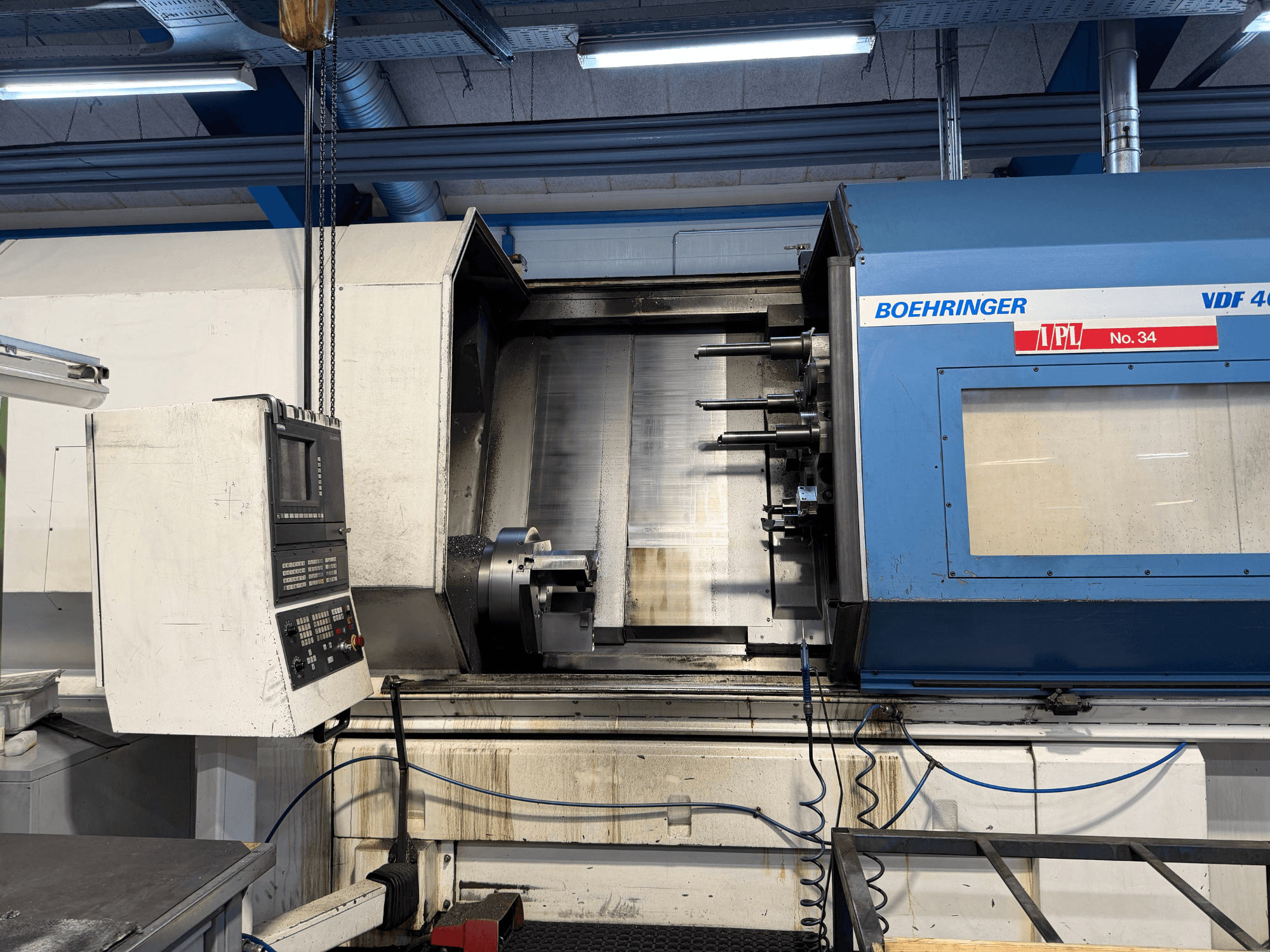 Horisontell svarv BOEHRINGER VDF 400 CM, framifrån med kontrollpanelen och det huvudsakliga arbetsområdet.