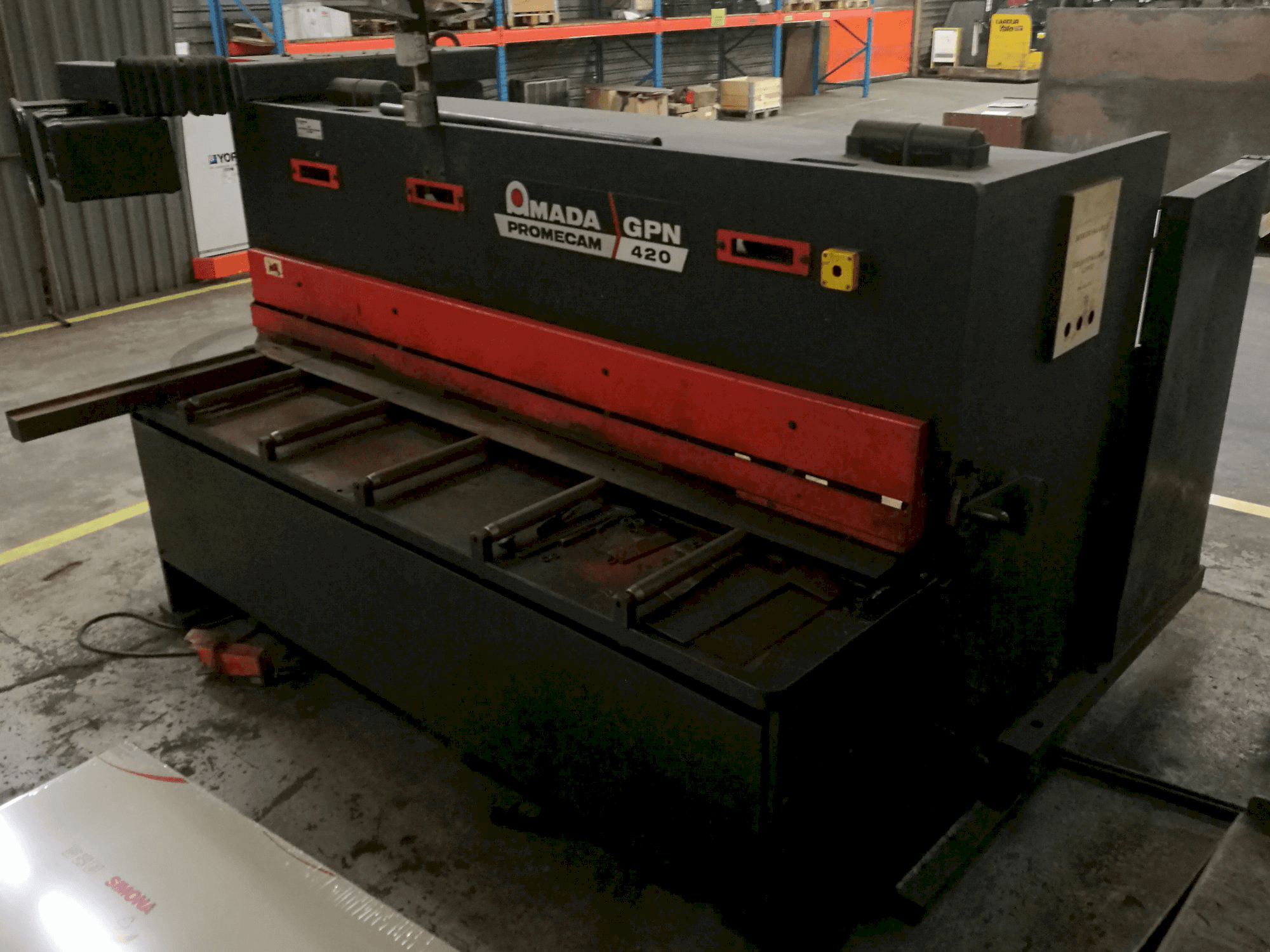 AMADA-maskinen sedd från högerPROMECAM GPN 420
