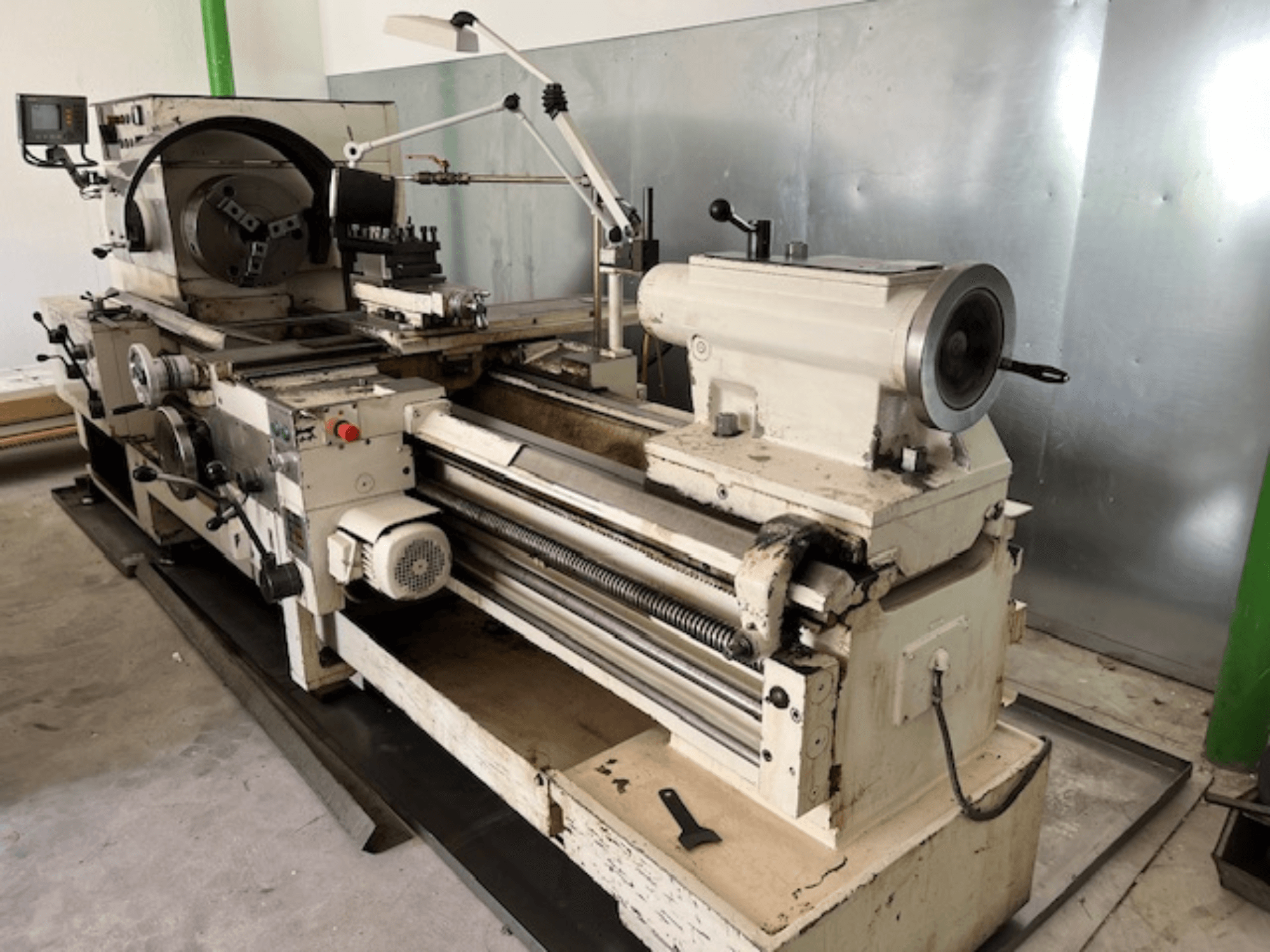 Vintage metallsvarv med kontrollpanel och verktyg, sidovy, visar driftelement och metallfinish.